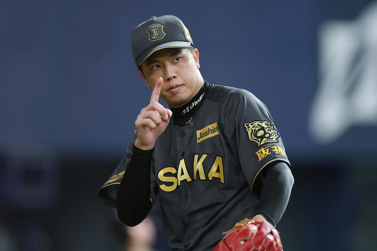 阪神対ヤクルト　8回の投球に備える阪神才木（撮影・前田充）