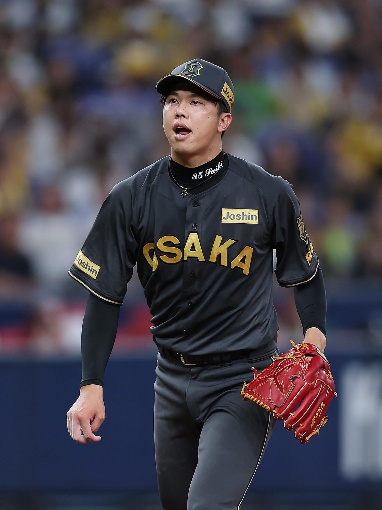 阪神対ヤクルト　8回表ヤクルト2死二塁、村上を見逃し三振に仕留めた才木（撮影・前田充）