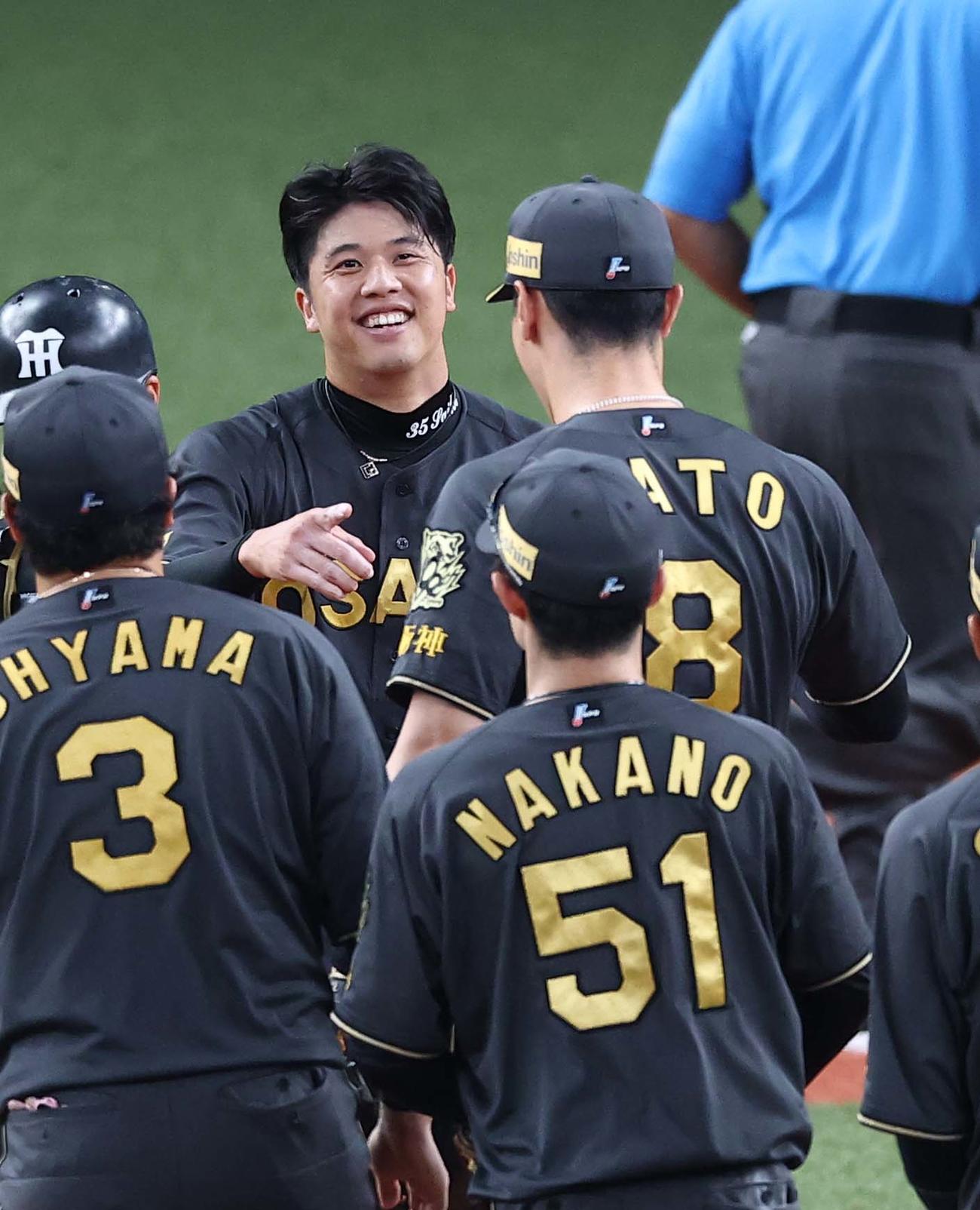 阪神対ヤクルト　完投勝利した才木（中央左）は佐藤輝を指さし笑顔を見せる（撮影・上田博志）