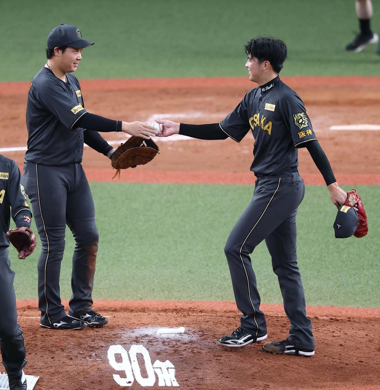 阪神対ヤクルト　完投勝利した才木（右）は大山から勝利球を受け取る（撮影・上田博志）