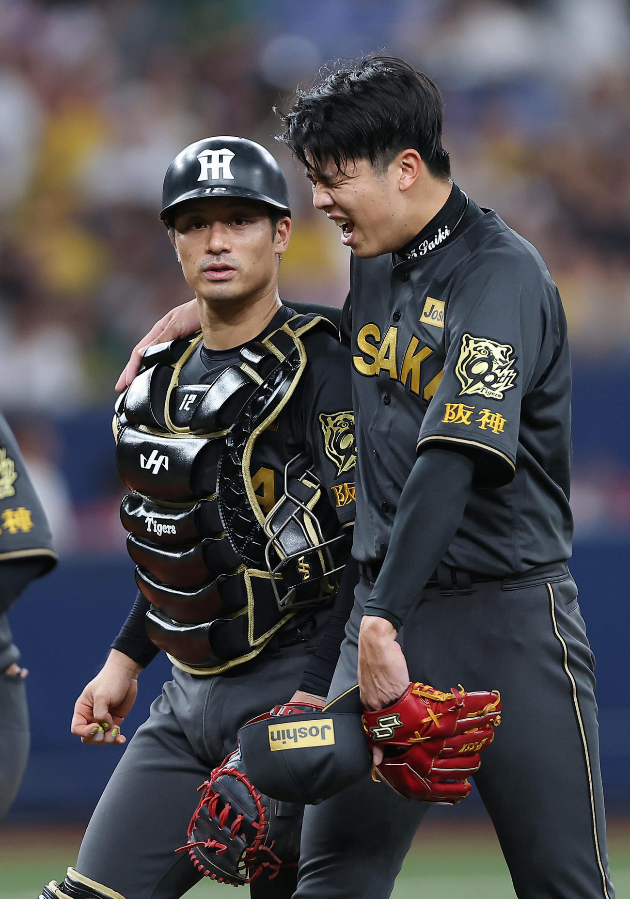 阪神対ヤクルト　ヤクルトに勝利し、阪神坂本（左）の肩に手をまわし疲れたような表情を見せる才木（撮影・前田充）