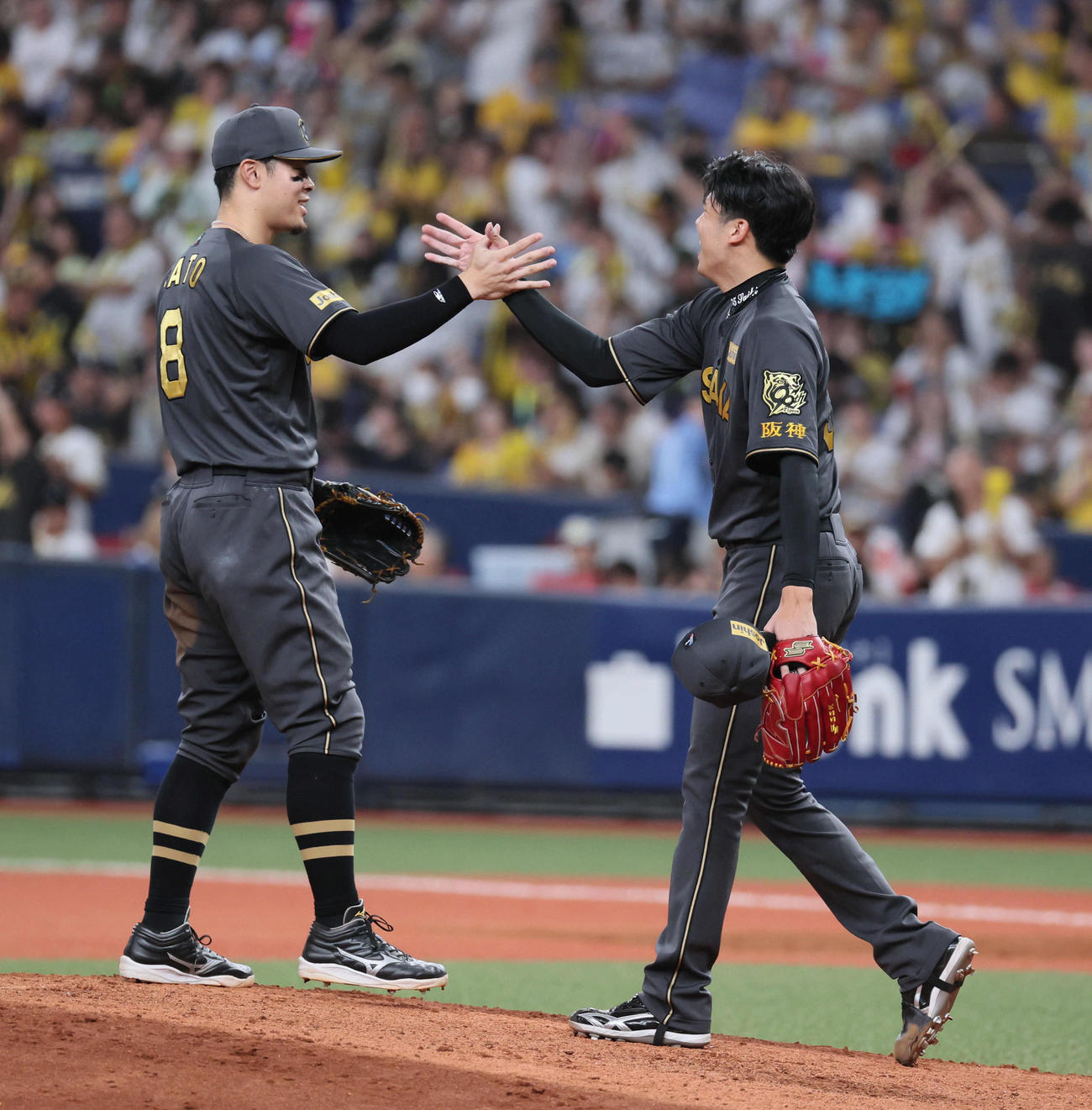 阪神対ヤクルト　才木（右）は完投で10勝目を挙げ、佐藤輝とハイタッチ（撮影・宮崎幸一)