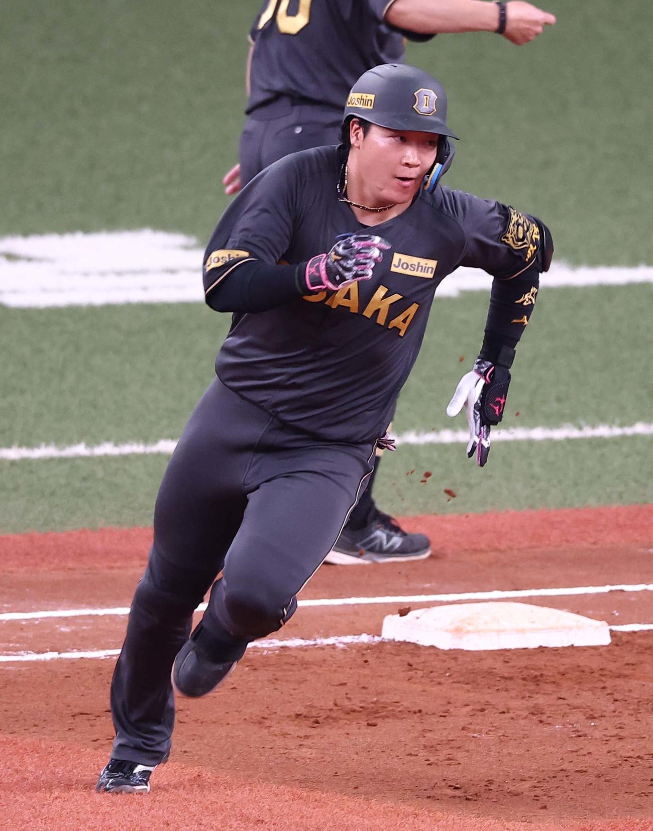 阪神対ヤクルト　6回裏阪神2死三塁、大山は適時二塁打を放つ（撮影・上田博志）