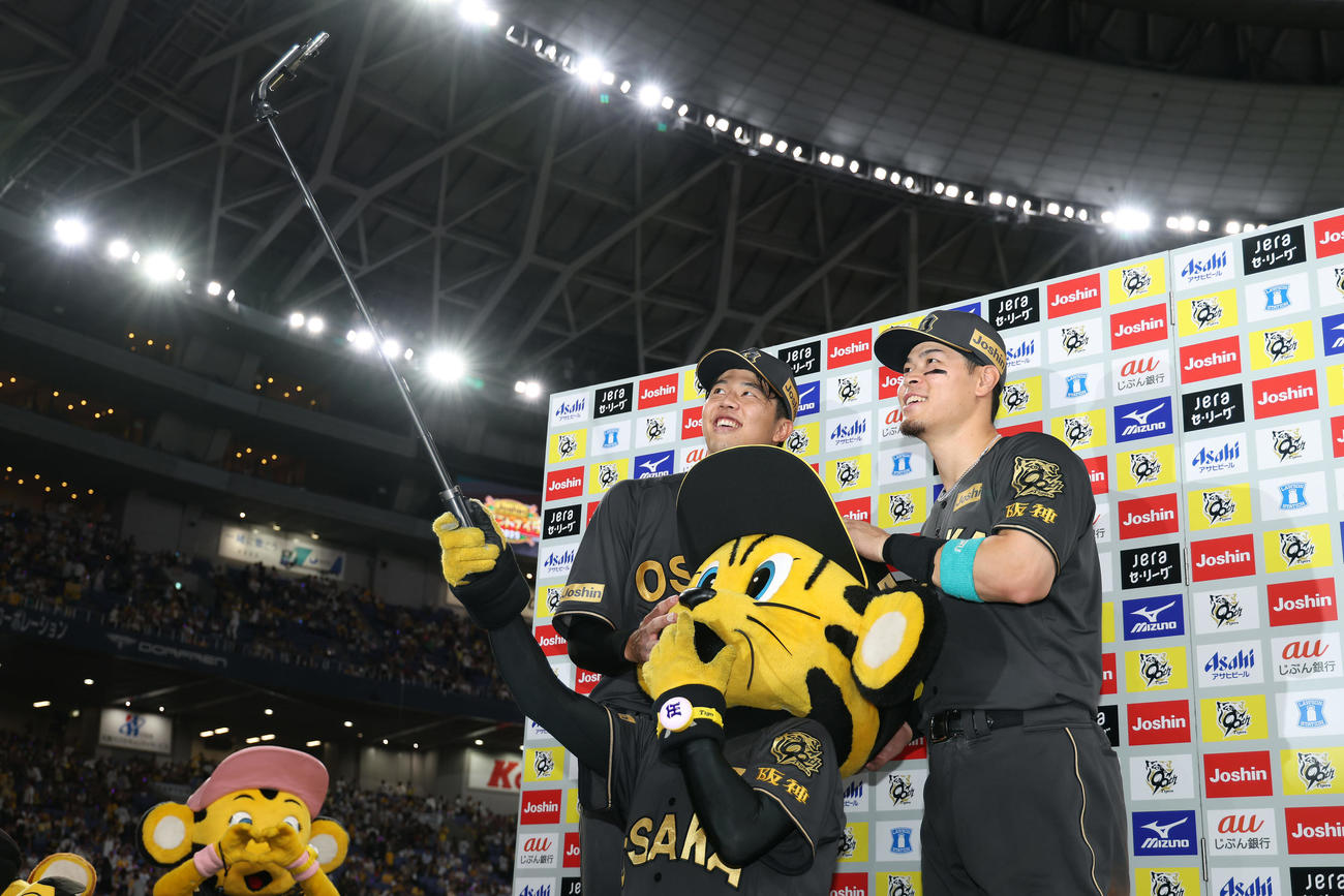 阪神対ヤクルト　お立ち台でトラッキーの自撮りに納まる阪神才木（左）と佐藤輝（撮影・前田充）