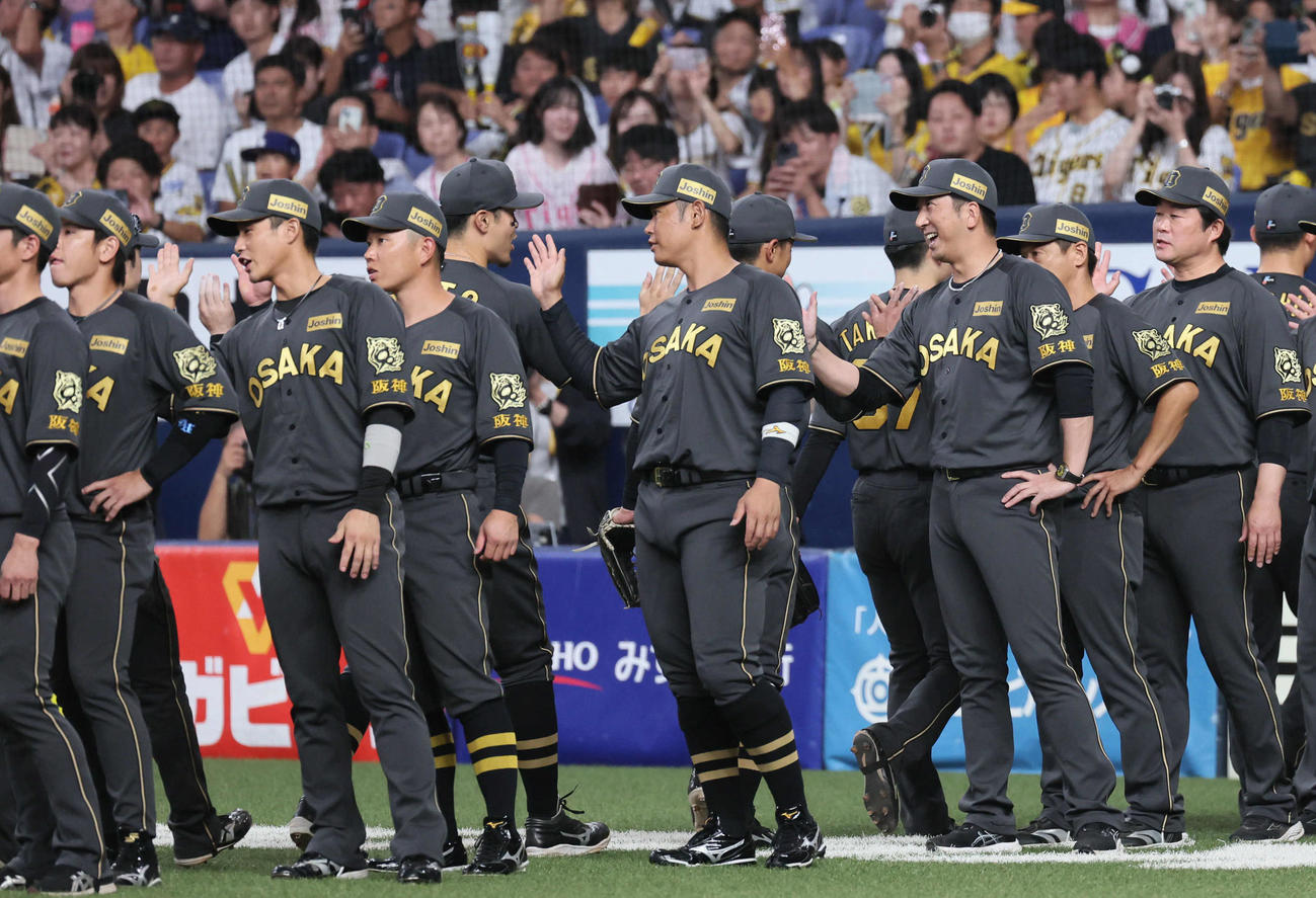 阪神対ヤクルト　ヤクルトに連勝し佐藤輝（左から5人目）を迎える藤川監督（右から3人目）ら（撮影・宮崎幸一)