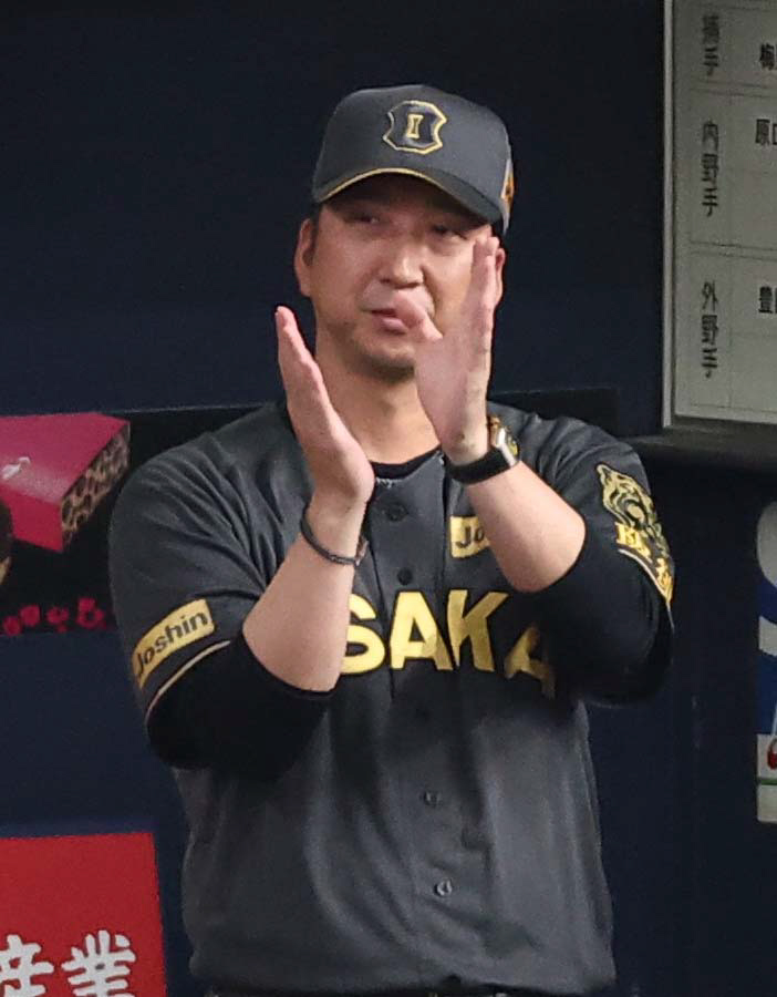 阪神対ヤクルト　8回裏阪神1死三塁、適時打を放った高寺に拍手を送る藤川監督（撮影・上田博志）