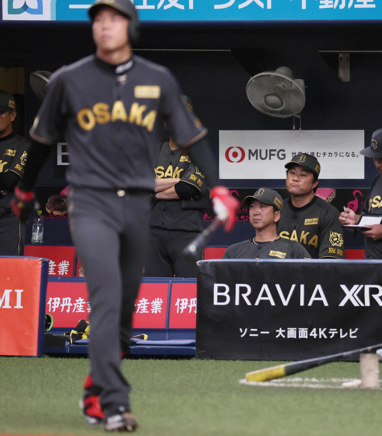 阪神対ヤクルト　8回裏阪神1死満塁、藤川監督（中央）は才木を打席に送る（撮影・宮崎幸一)