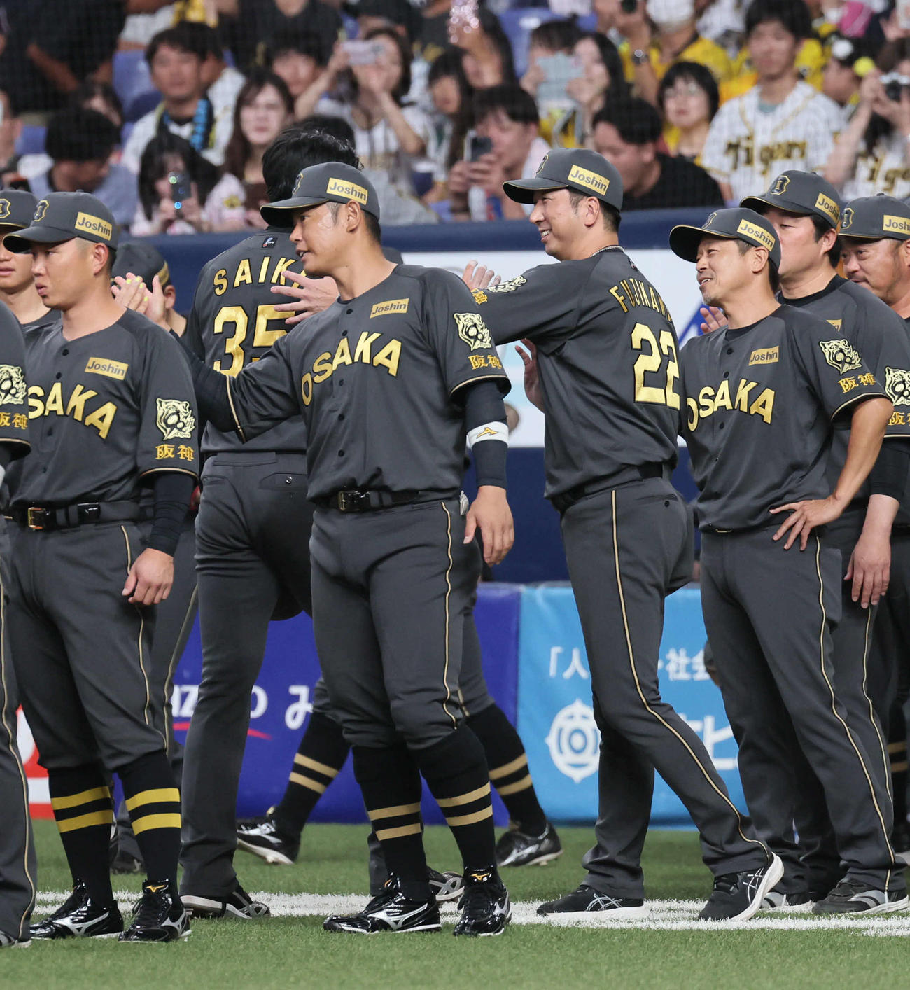 阪神対ヤクルト　ヤクルトに連勝し才木（中央左）を迎える藤川監督（右から4人目）ら（撮影・宮崎幸一)
