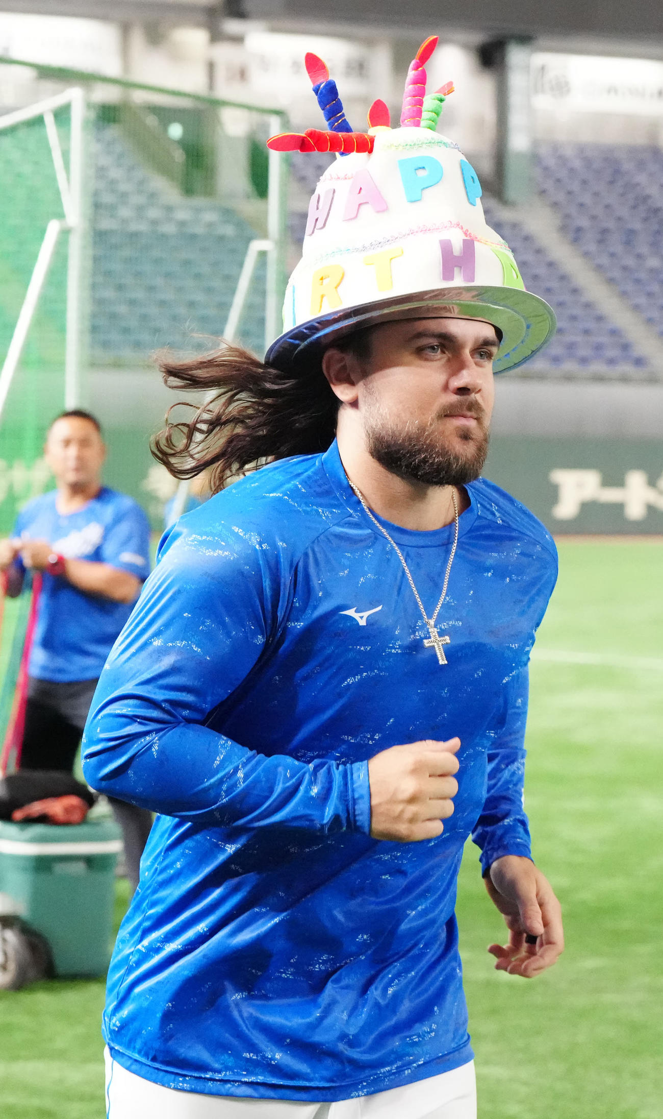 巨人対中日　バースデーハットをかぶり、試合前練習に臨む中日チェイビス（撮影・江口和貴）