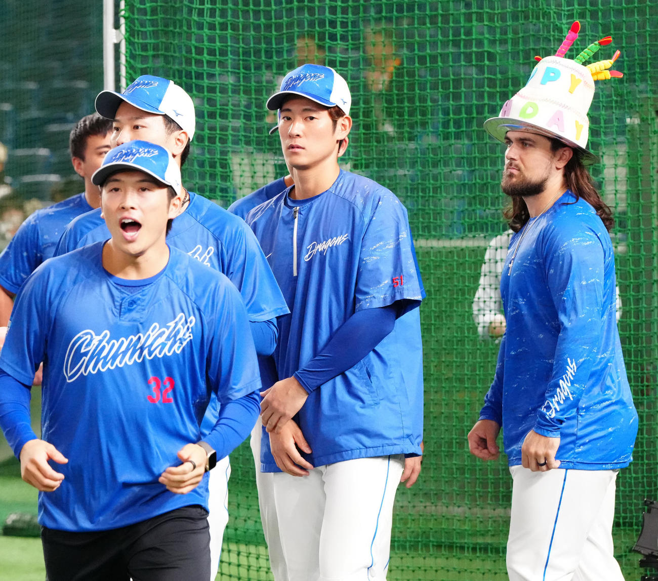 巨人対中日　バースデーハットをかぶり、試合前練習に臨む中日チェイビス（右）（撮影・江口和貴）