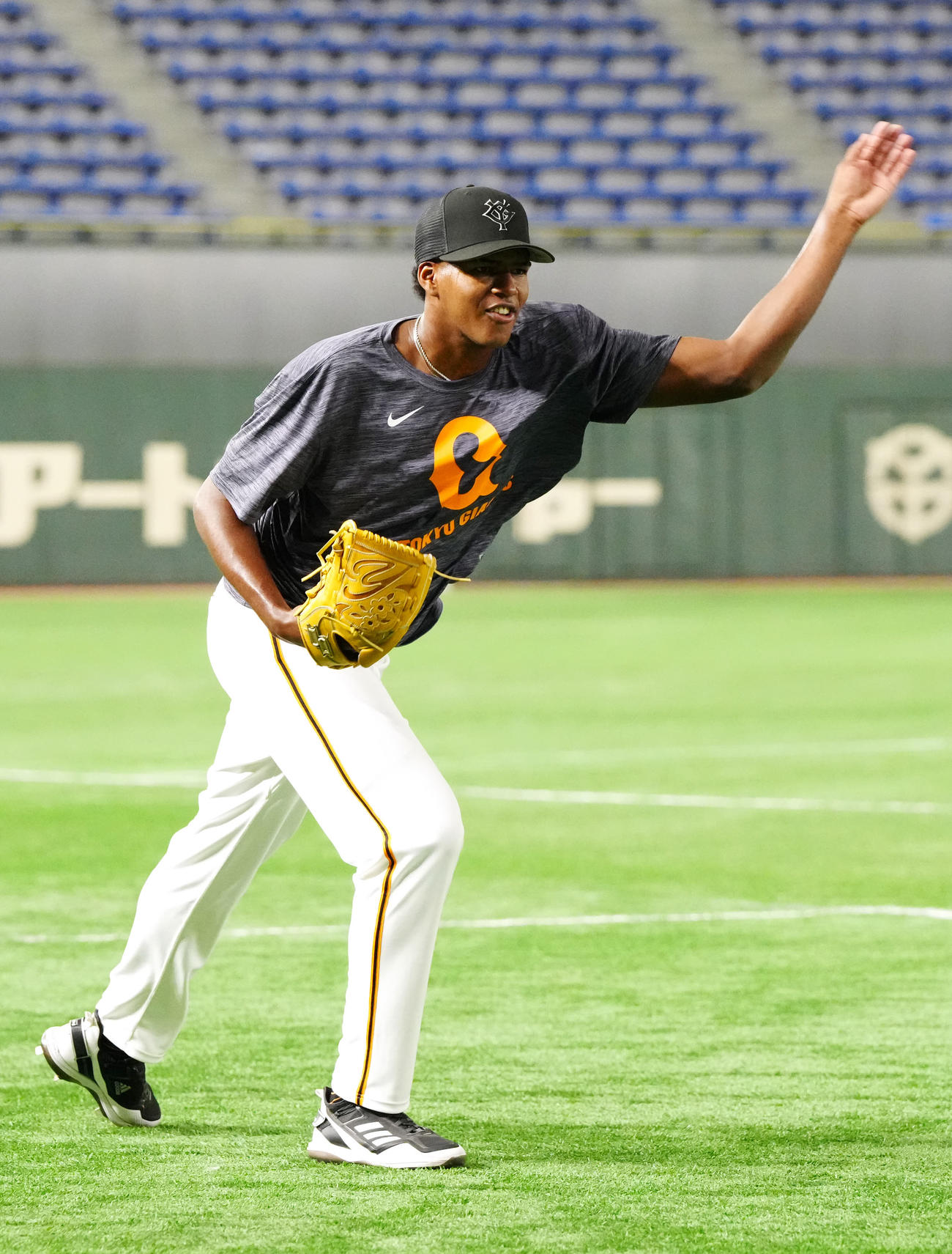 巨人対中日　試合前練習に参加する巨人育成のグズマン（撮影・江口和貴）