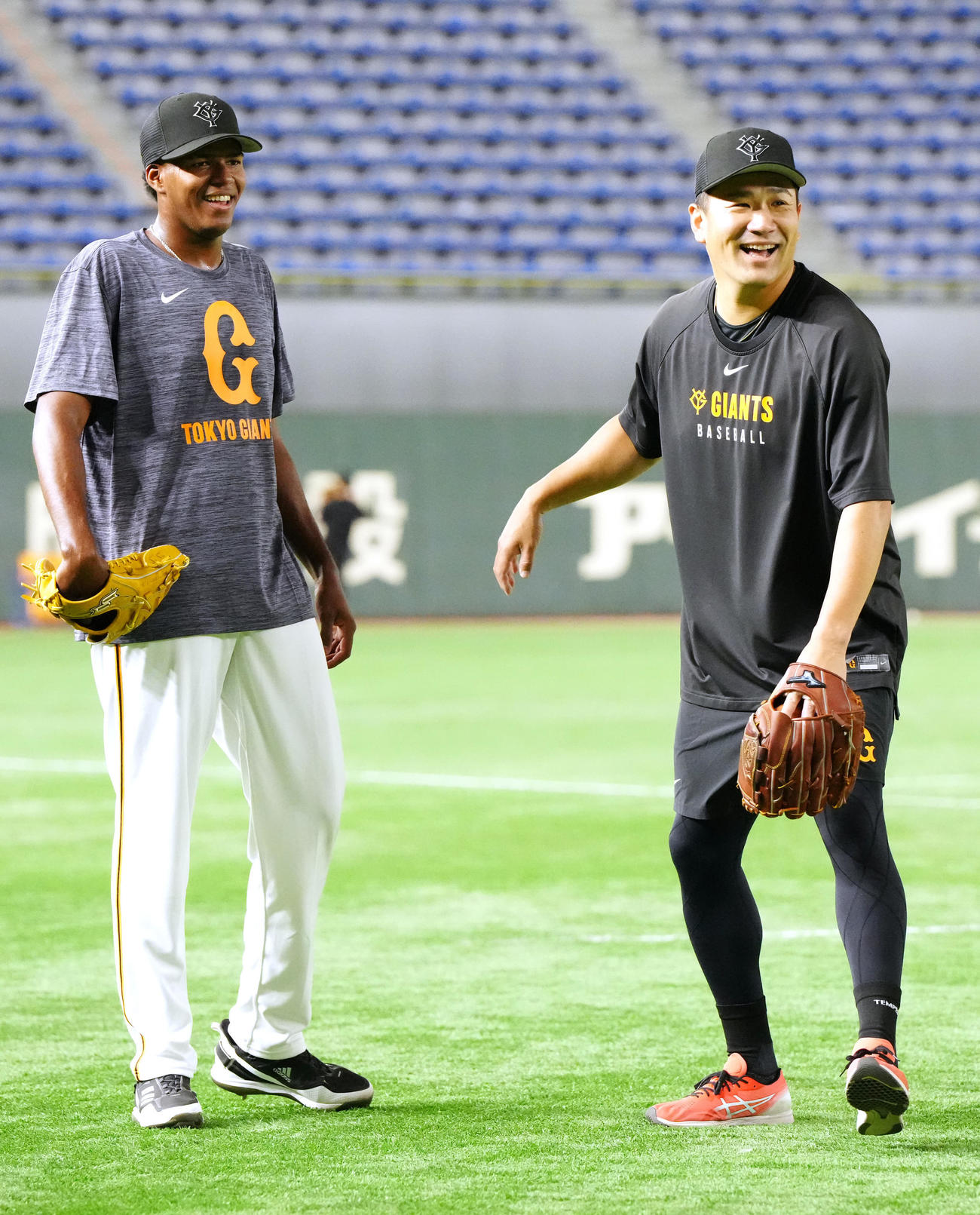 巨人対中日　試合前練習に参加する巨人育成のグズマン（左）。右は田中将（撮影・江口和貴）