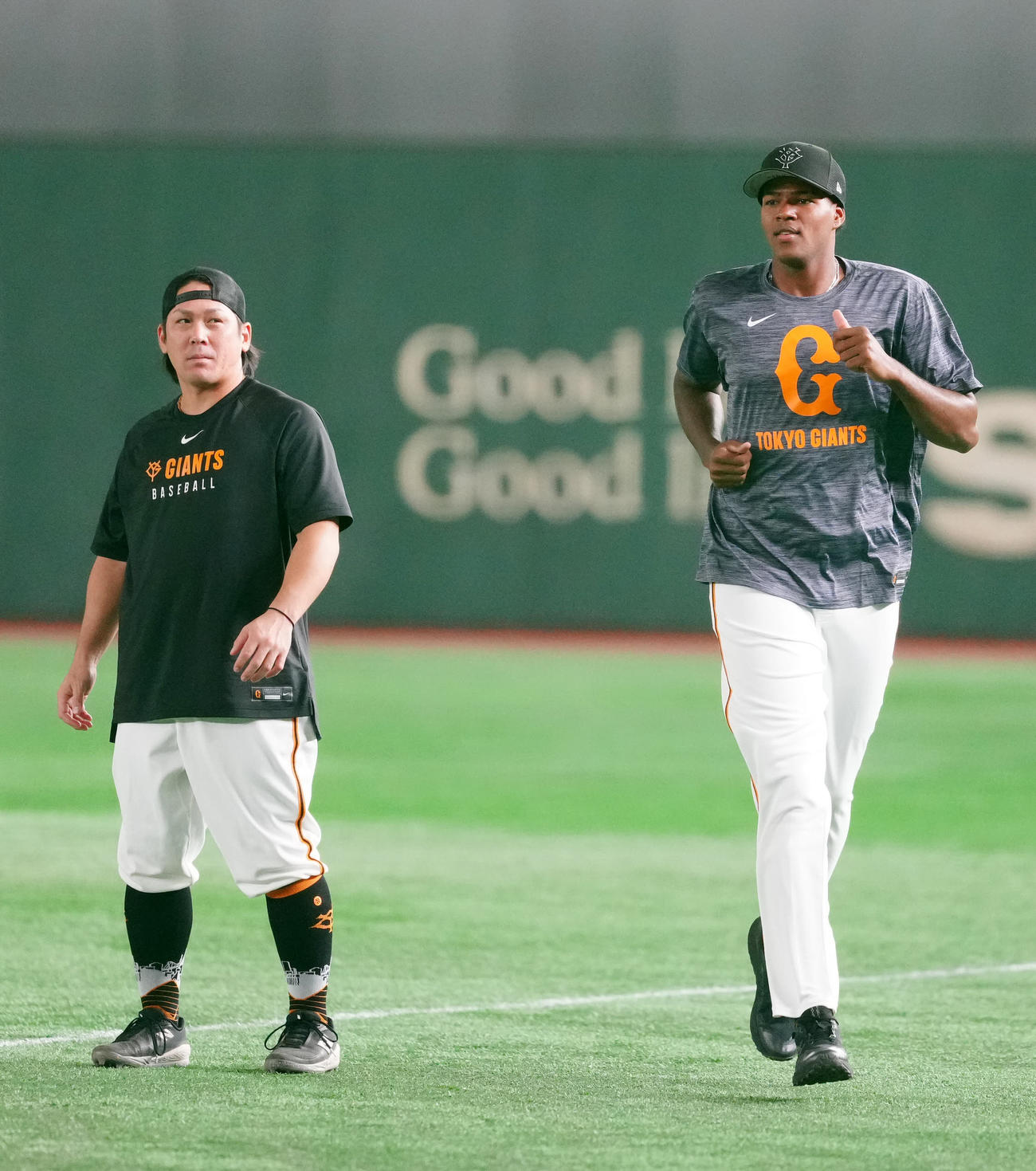 巨人対中日　試合前練習に参加する巨人育成のグズマン（右）。左は甲斐（撮影・江口和貴）