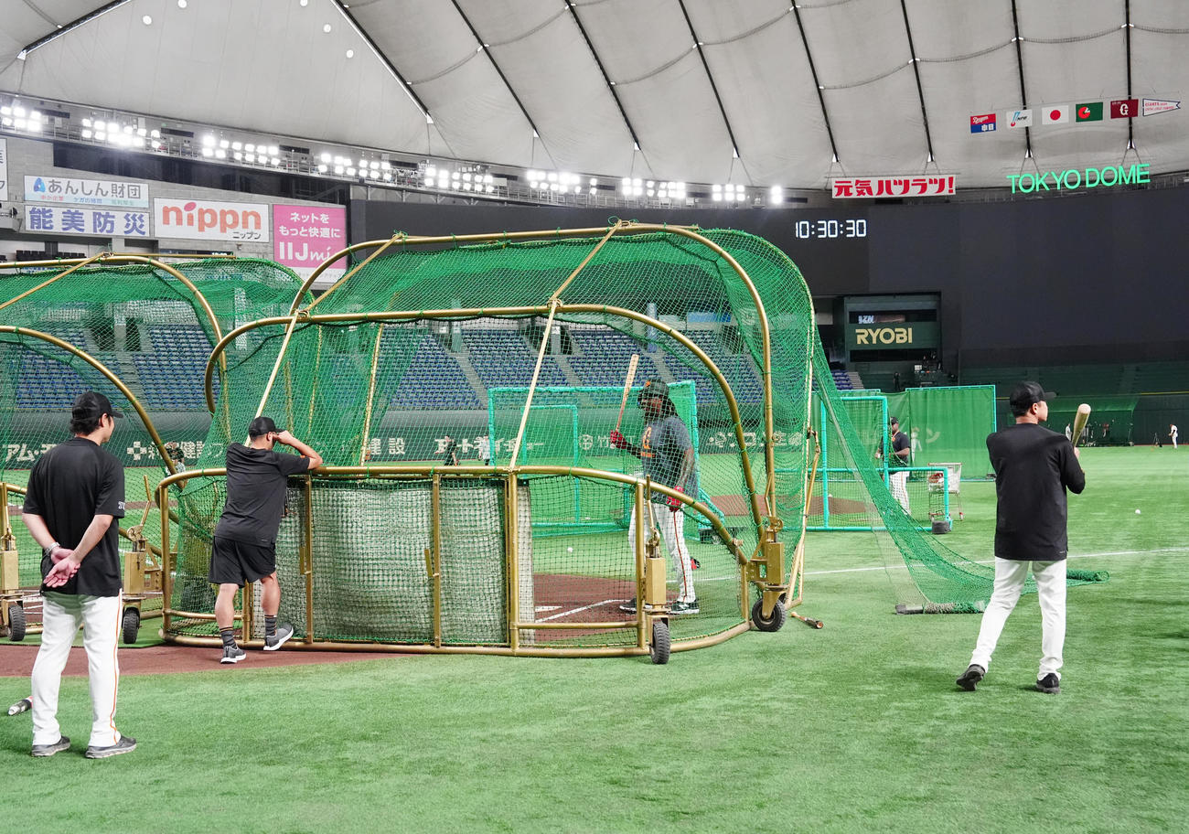 巨人対中日　試合前、打撃練習に臨む巨人育成のフェリス。左から2人目は阿部監督（撮影・江口和貴）