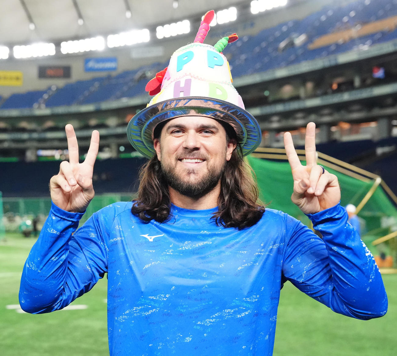 巨人対中日　試合前、バースデーハットをかぶり、ピースサインを見せる中日チェイビス（撮影・江口和貴）