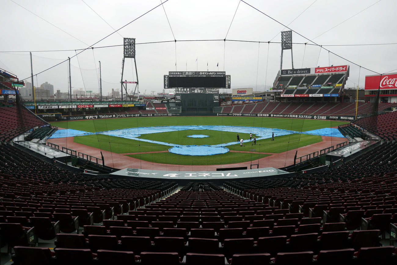 広島対阪神　雨が降り続くマツダスタジアム（撮影・前田充）