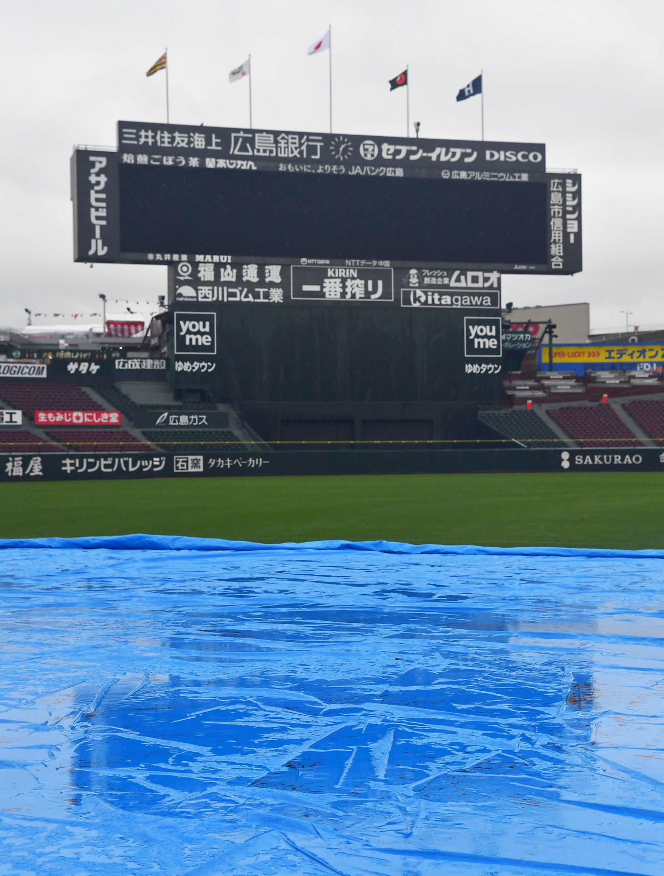 広島対阪神　雨でグラウンドにシートが敷かれたマツダスタジアム（撮影・岩下翔太）