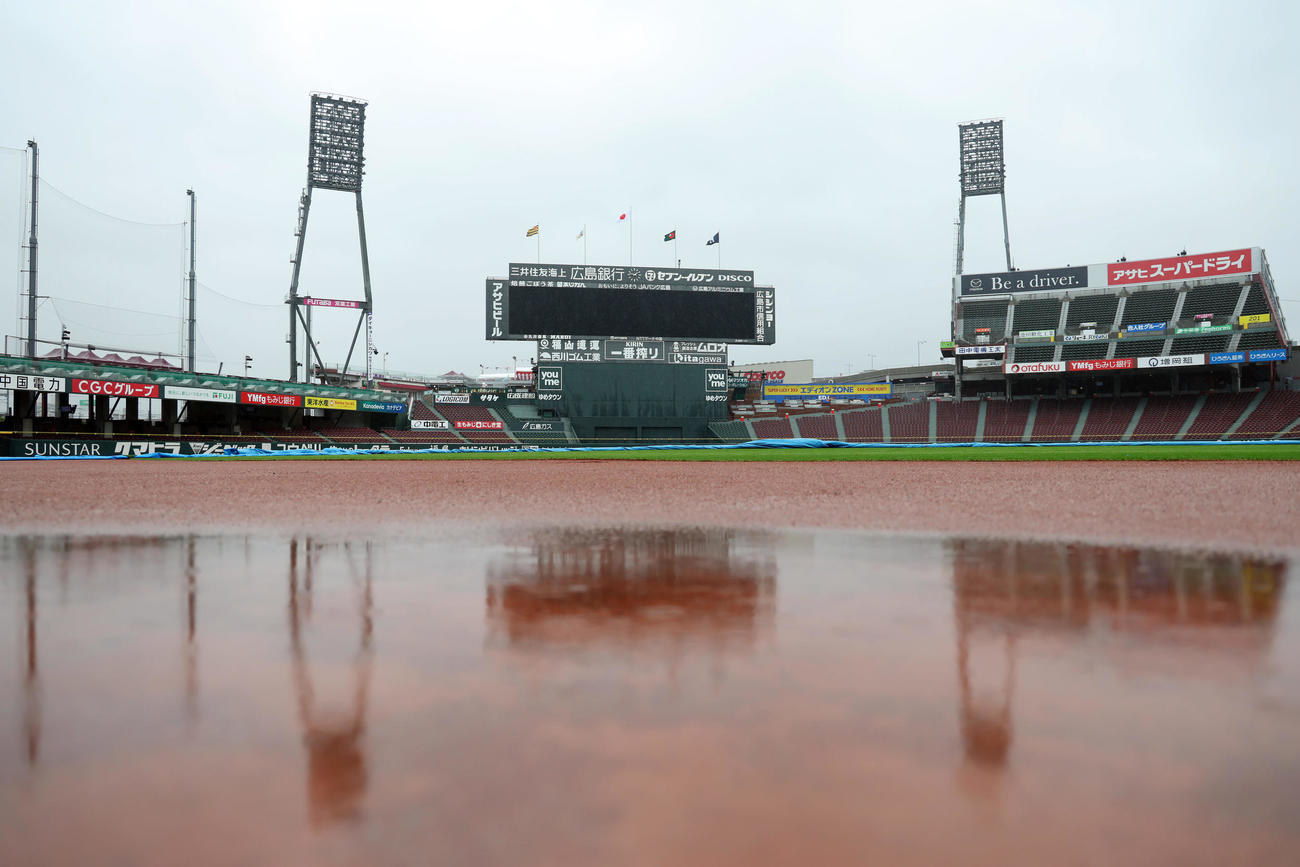 広島対阪神　雨が降り続くマツダスタジアム（撮影・前田充）