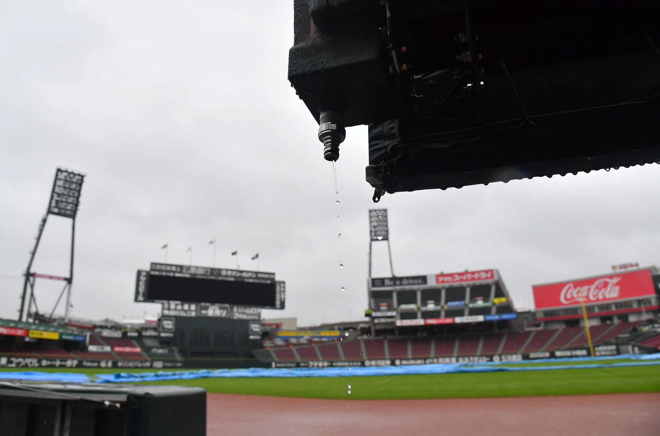 広島対阪神　雨のマツダスタジアム（撮影・岩下翔太）