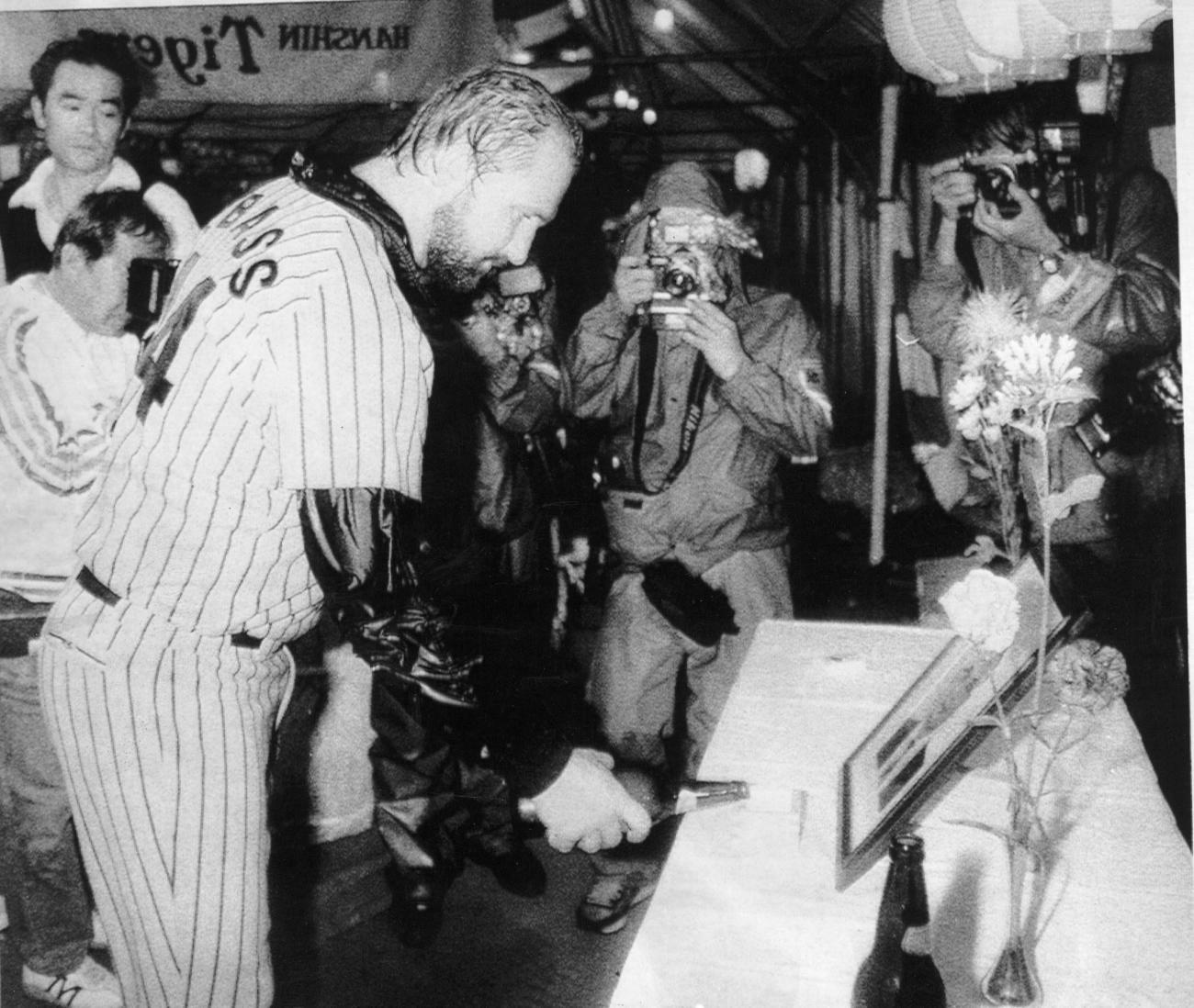 85年、21年ぶりのリーグ優勝を決め、祝勝会で故中埜肇球団社長の遺影にビールをささげるランディ・バース