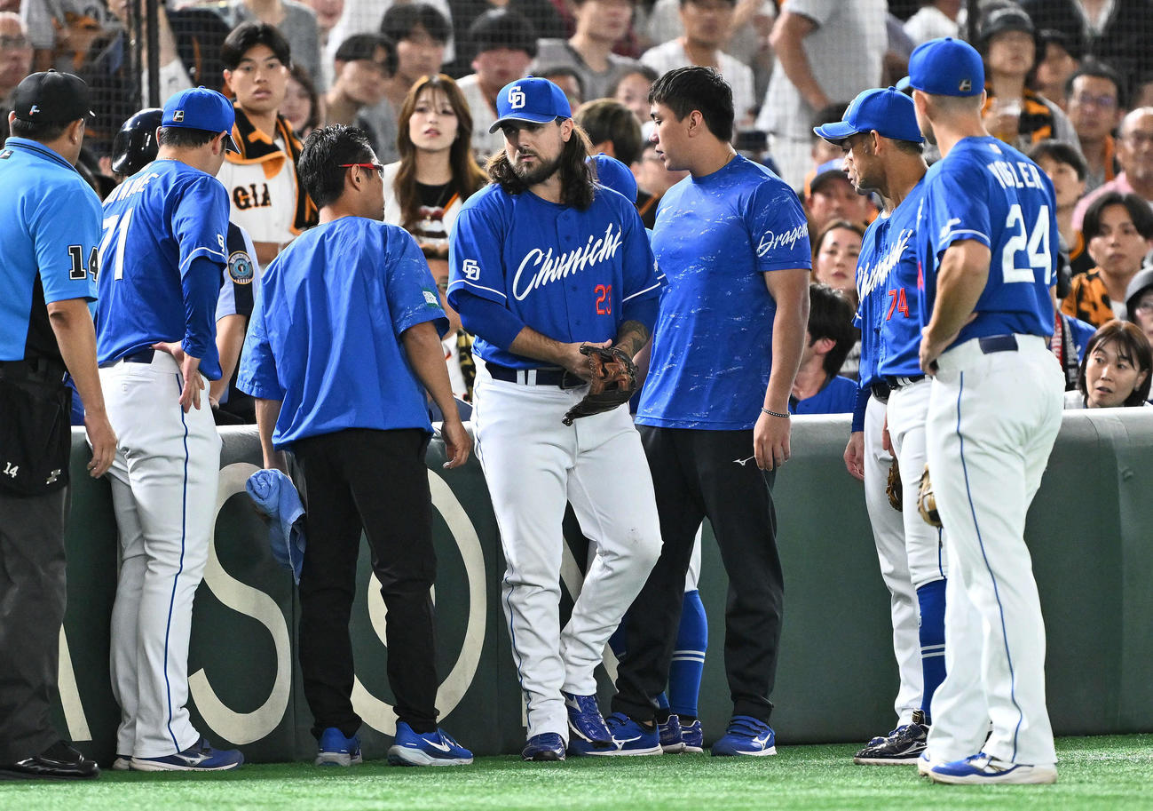 巨人対中日　1回裏巨人無死一塁、佐々木の打球を追い観客席に落ちた三塁手チェイビス（中央）はグラウンドに戻る（撮影・滝沢徹郎）
