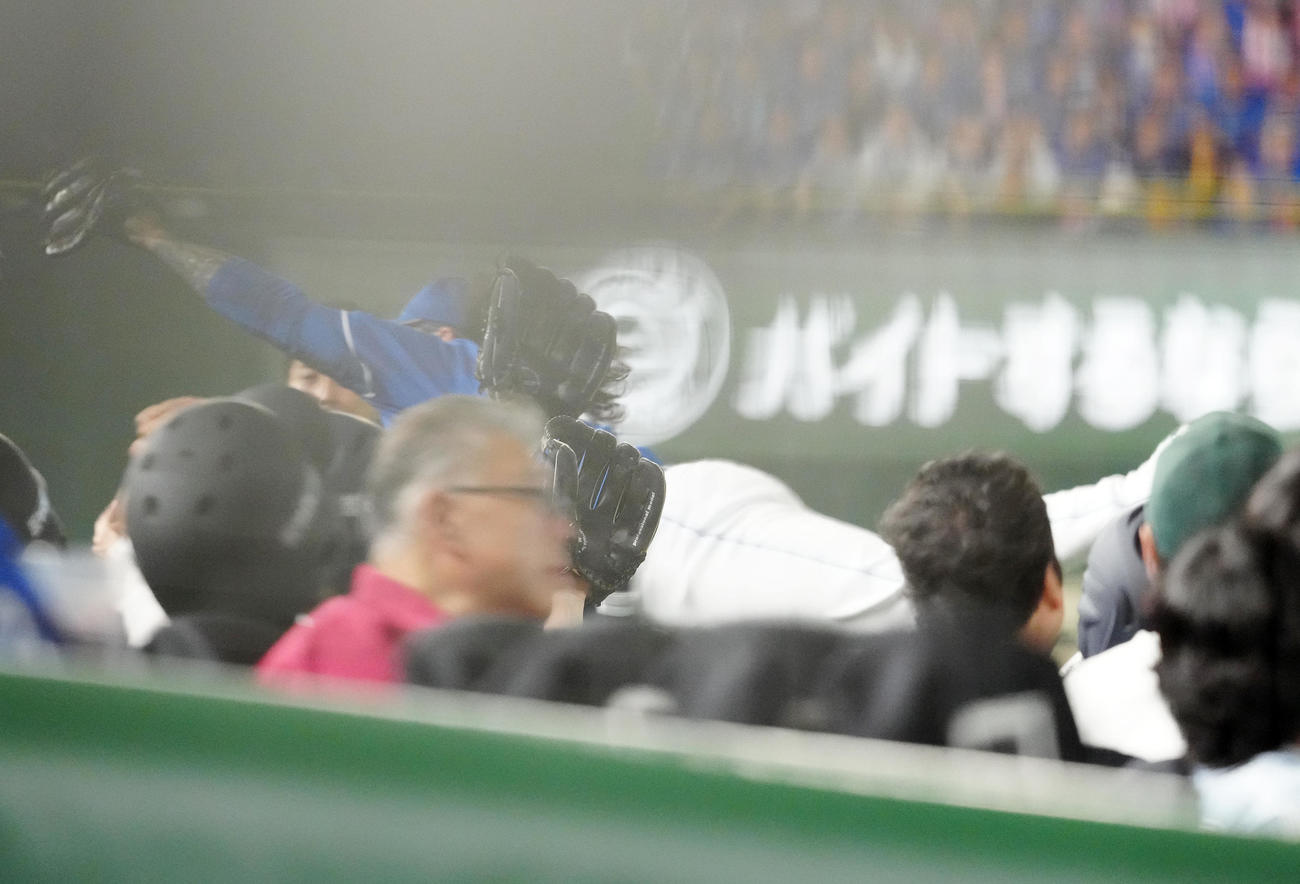 巨人対中日　1回裏巨人無死一塁、佐々木のファウルボールを追い、客席に飛び込む三塁手チェイビス（撮影・江口和貴）