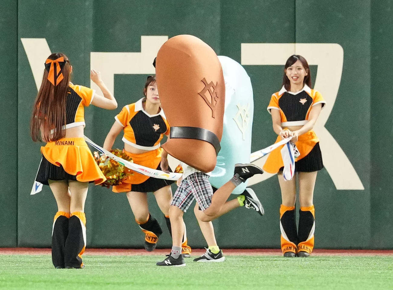 巨人対中日　3回裏終了後の「すしレース」はコハダが制する（撮影・江口和貴）
