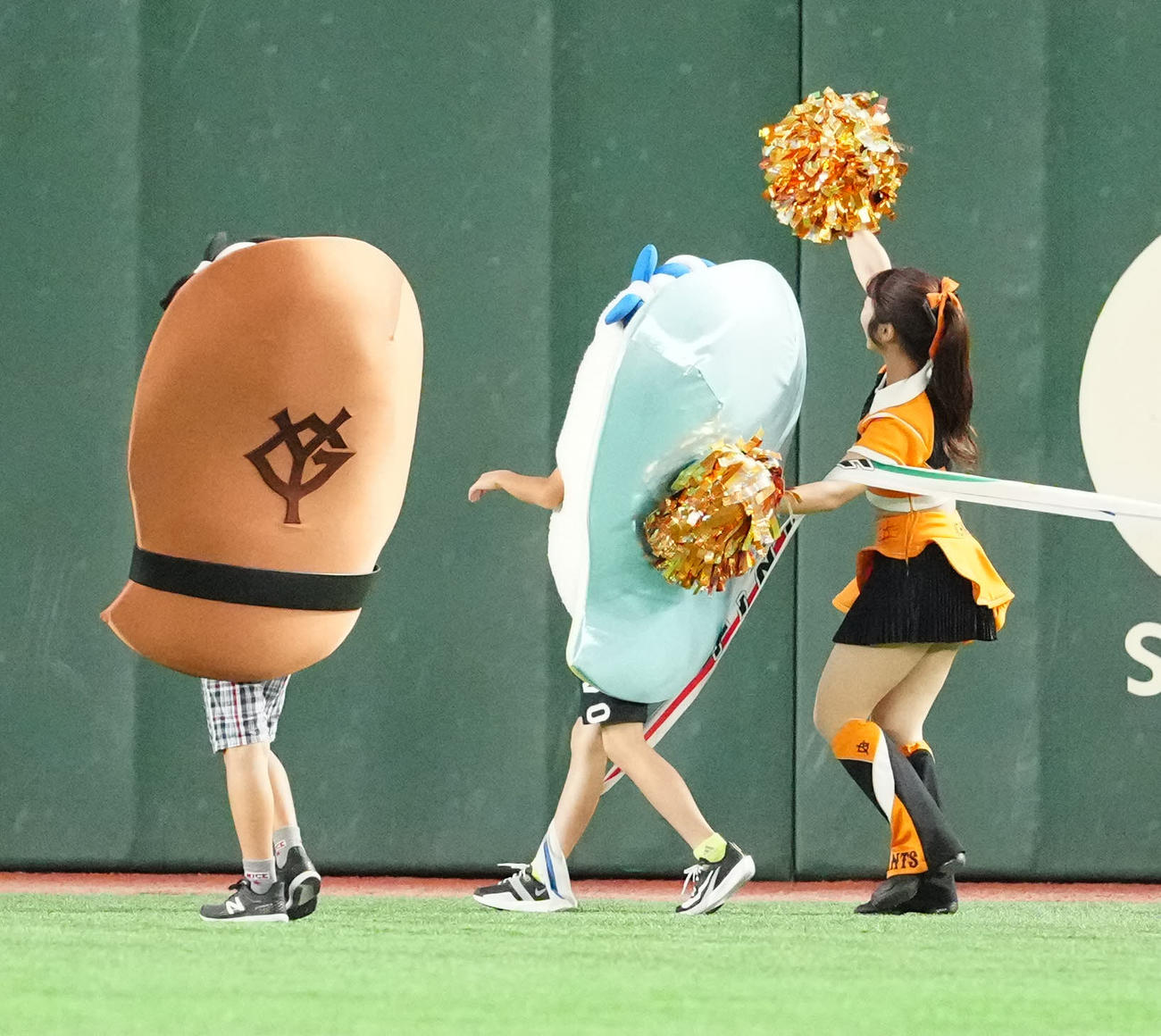 巨人対中日　3回裏終了後の「すしレース」はコハダが制する（撮影・江口和貴）