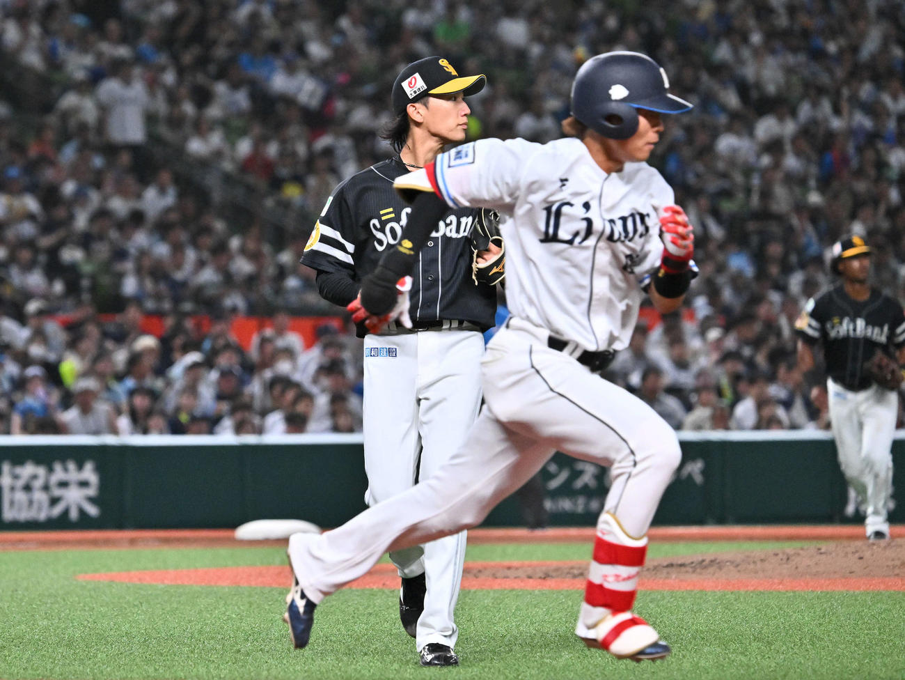 西武対ソフトバンク　5回裏西武2死、仲田（手前）を二ゴロに打ち取る大津（撮影・滝沢徹郎）