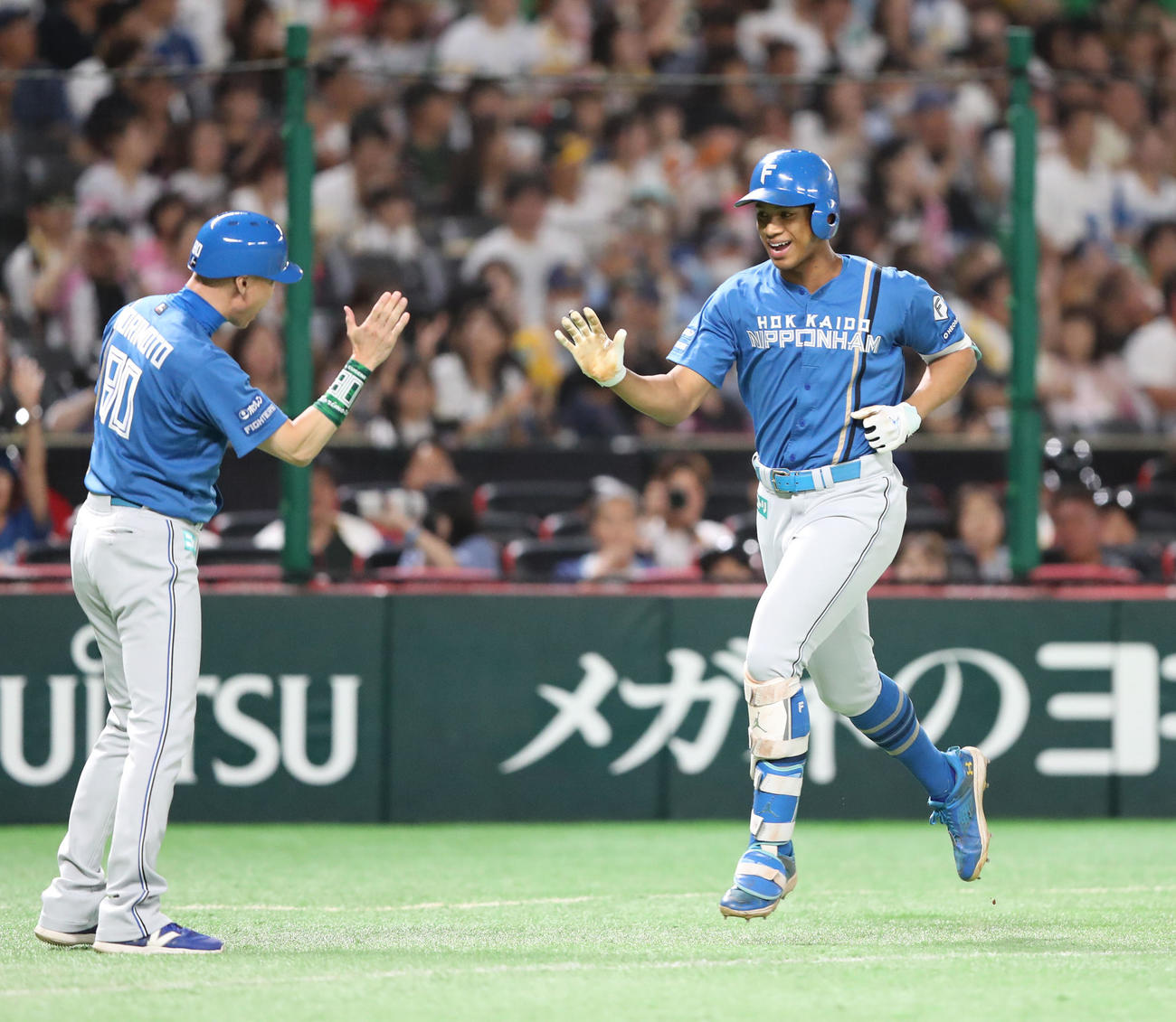 ソフトバンク対日本ハム　1回表日本ハム2死、万波は右中間に先制本塁打を放ち笑顔（撮影・梅根麻紀）