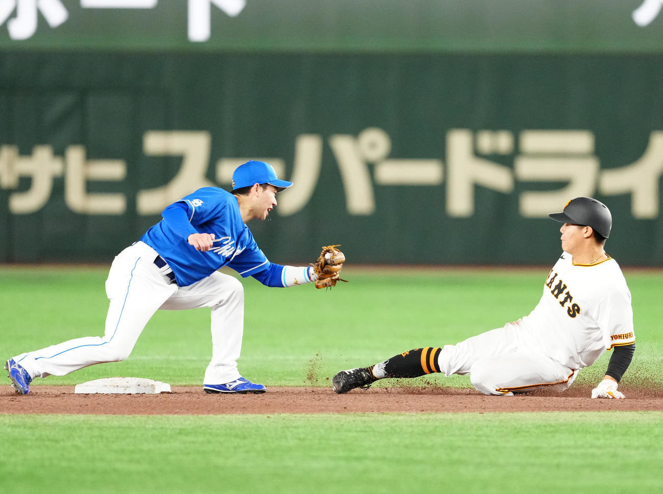 巨人対中日　4回裏巨人無死一塁、二塁盗塁を失敗する佐々木（右）。遊撃手山本（撮影・江口和貴）