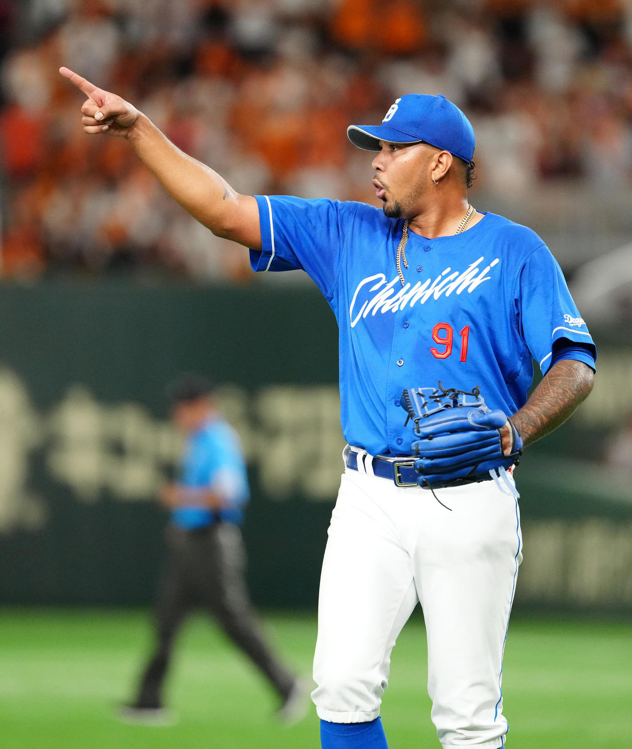 巨人対中日　3回裏巨人1死二塁、左邪飛となった戸郷翔征の打球を細川が捕球し、指さすメヒア（撮影・江口和貴）