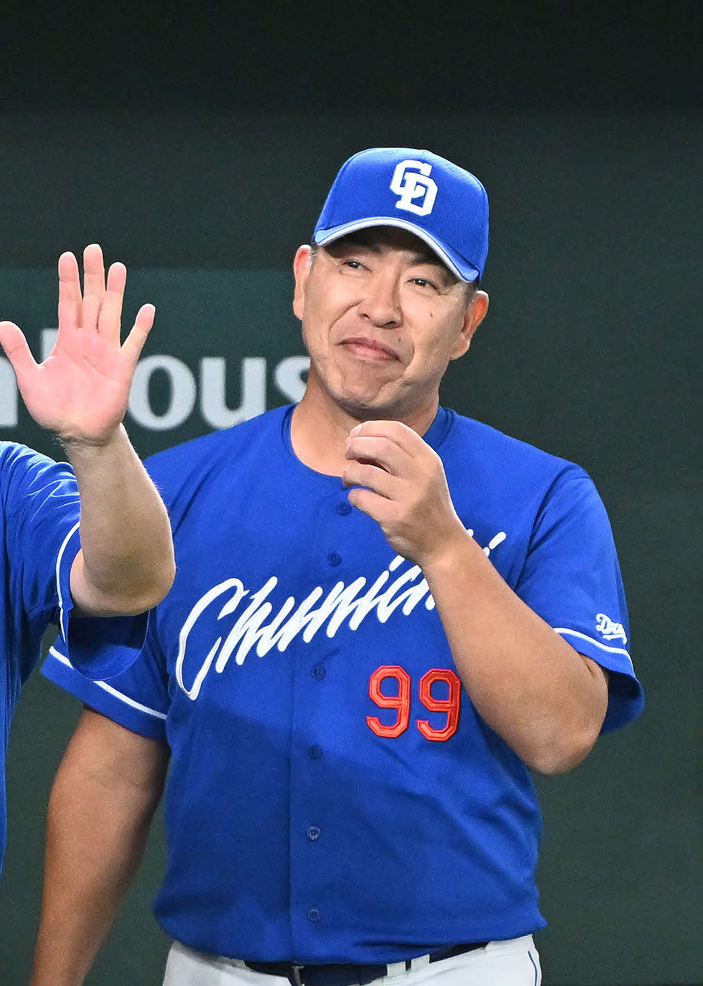 巨人対中日　5回表中日無死、山本のソロ本塁打に笑顔の井上監督（撮影・滝沢徹郎）