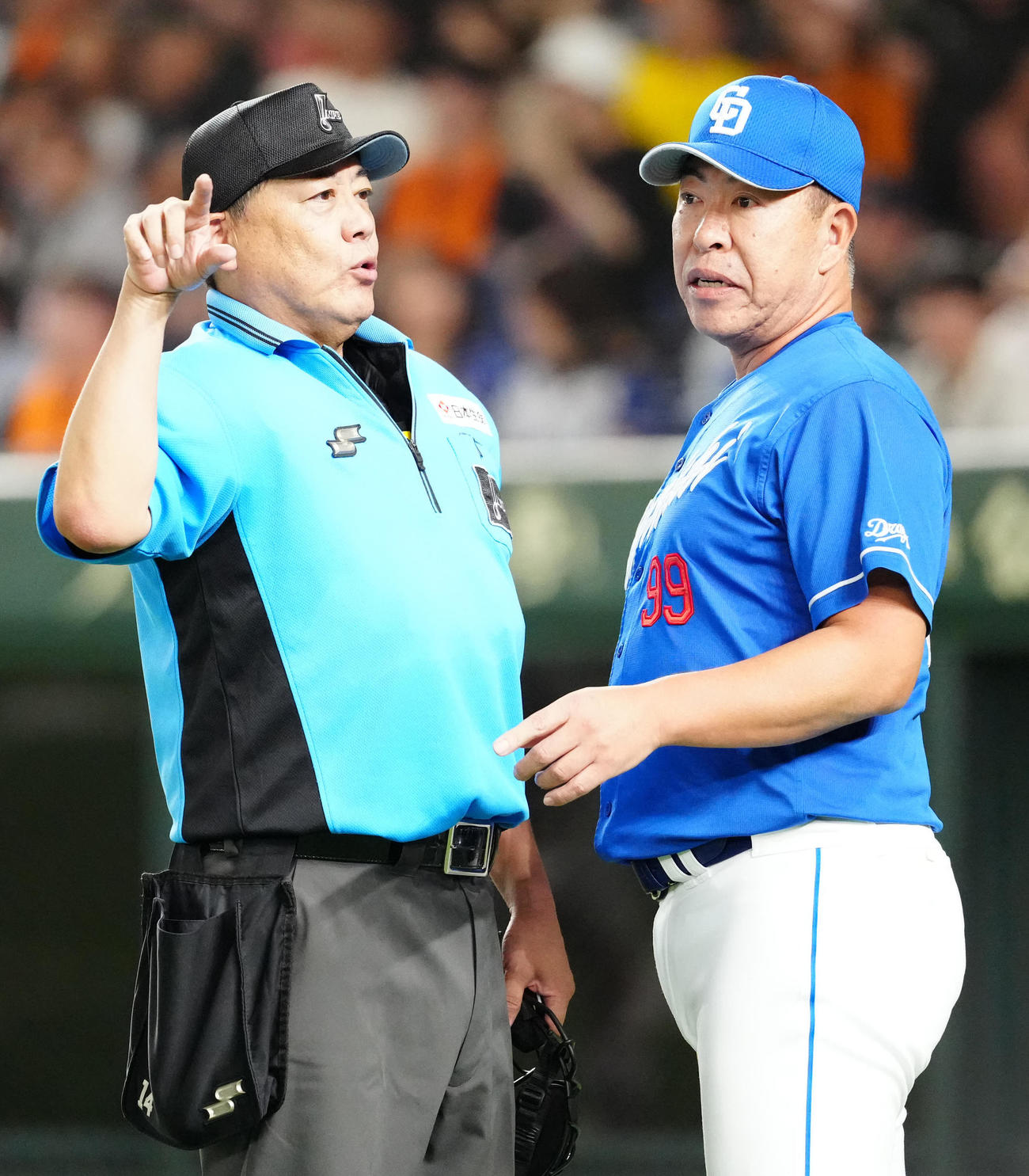 巨人対中日　5回裏途中、小林球審（左）から説明を受ける中日井上監督（撮影・江口和貴）