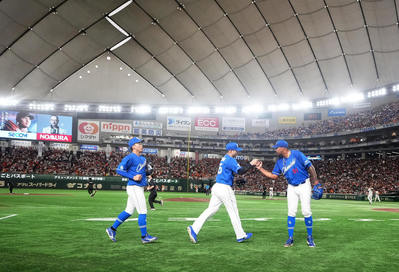 巨人対中日　3回裏終了後、中日細川（中央）とタッチを交わす先発のメヒア（撮影・江口和貴）