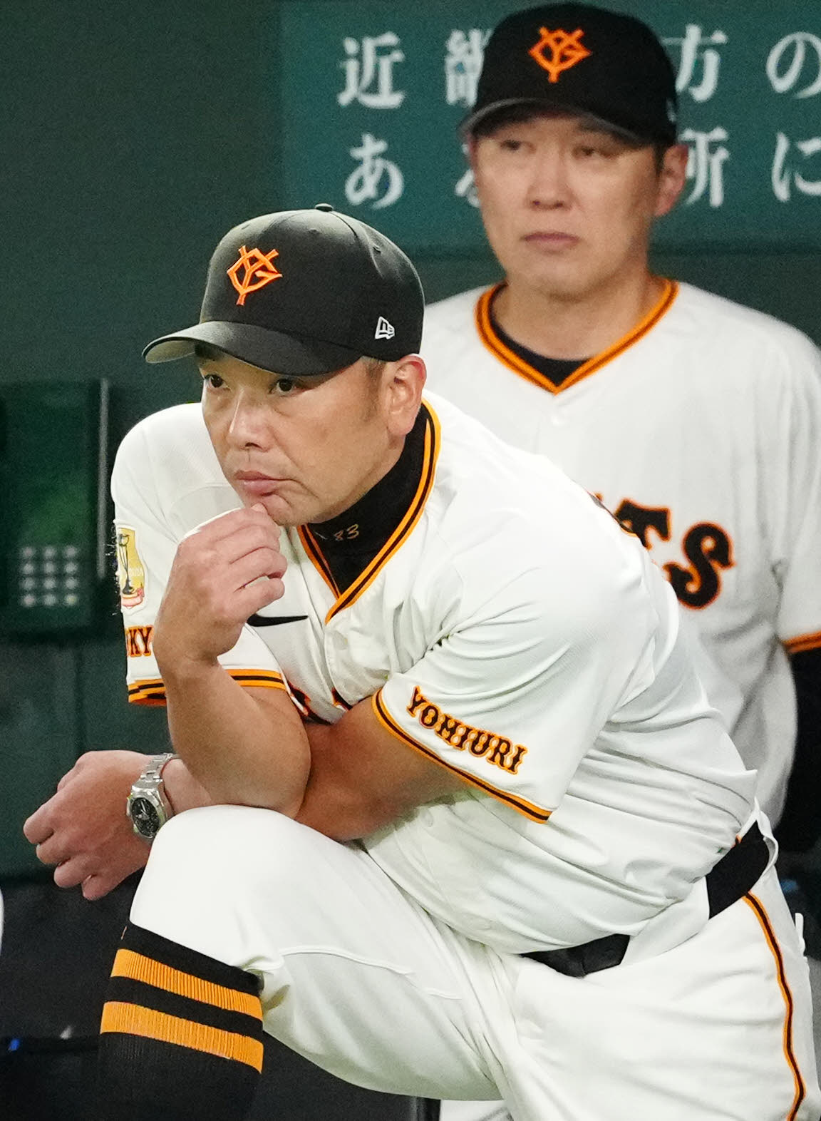 巨人対中日　8回裏、ベンチから戦況を見つめる巨人阿部監督（撮影・江口和貴）