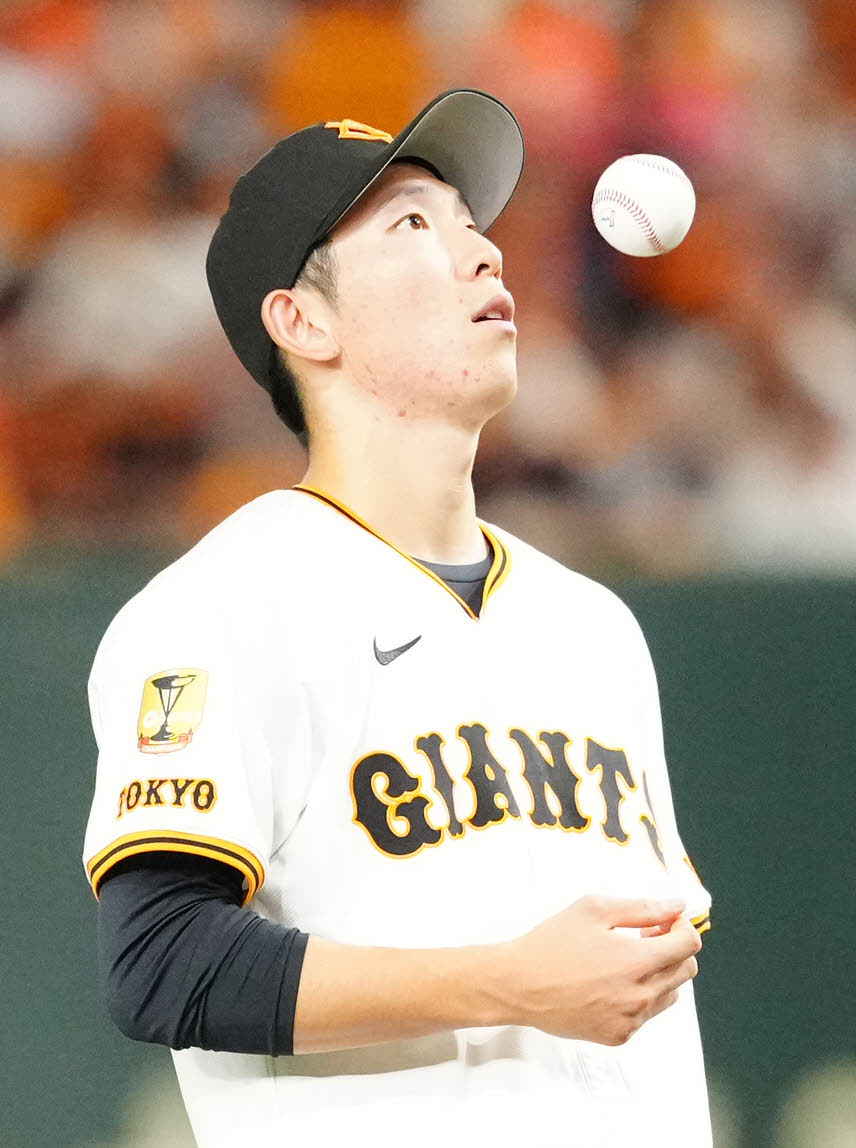 巨人対中日　4回表中日無死一塁、細川に先制適時二塁打を浴びた戸郷（撮影・江口和貴）