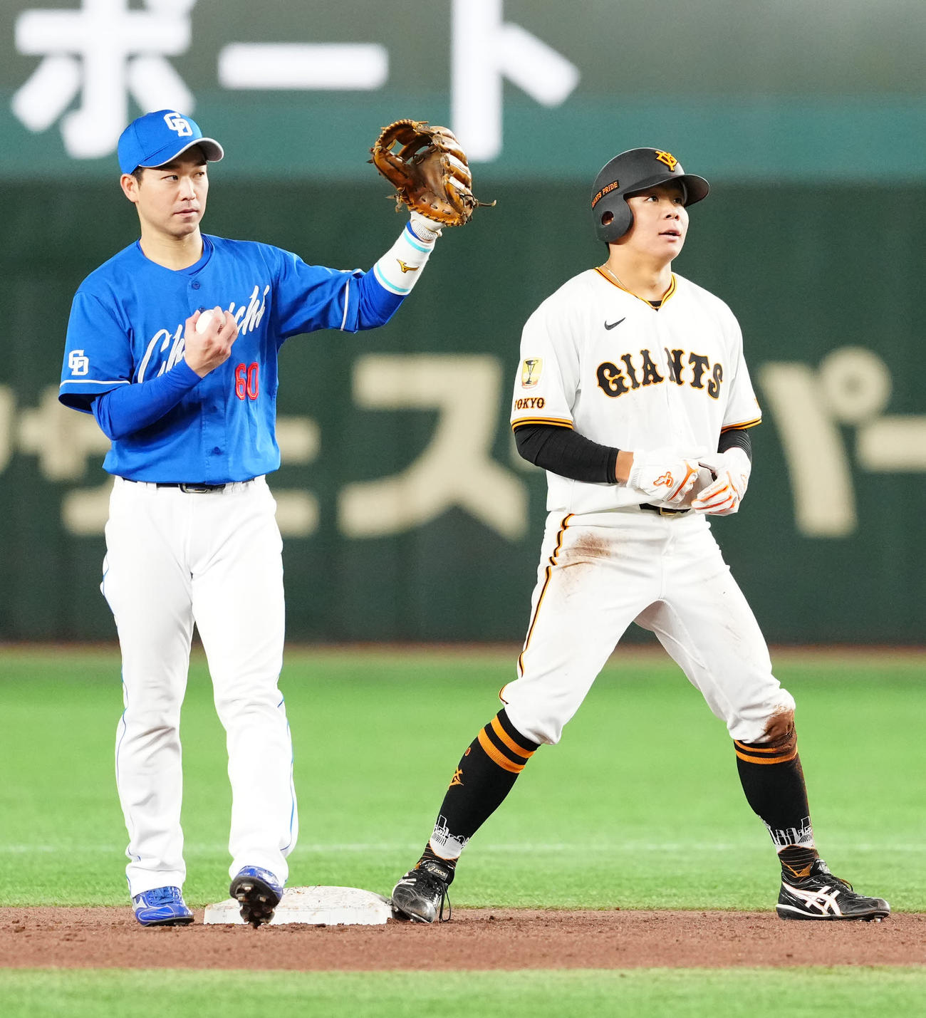 巨人対中日　4回裏巨人無死一塁、二塁盗塁を失敗した佐々木（右）。遊撃手山本（撮影・江口和貴）