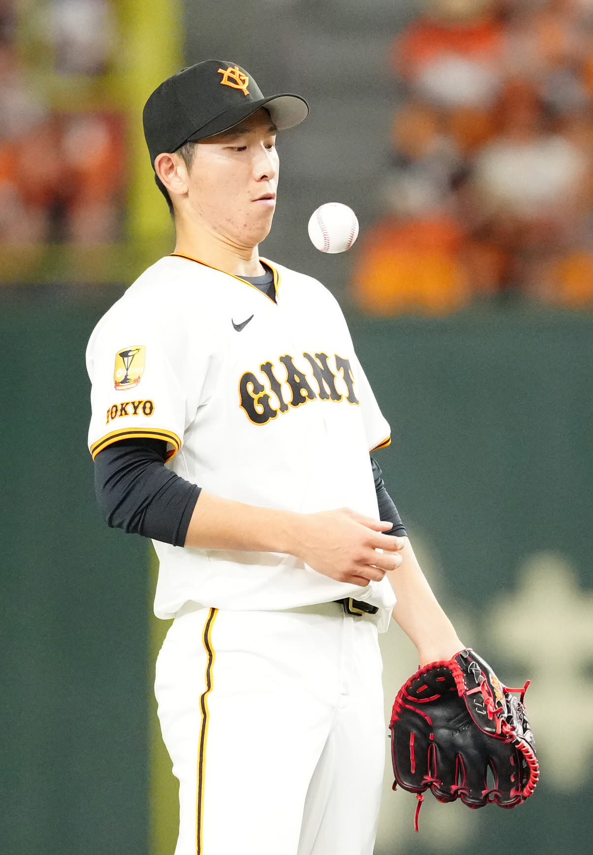 巨人対中日　4回表中日無死一塁、細川に先制適時二塁打を浴びた戸郷（撮影・江口和貴）