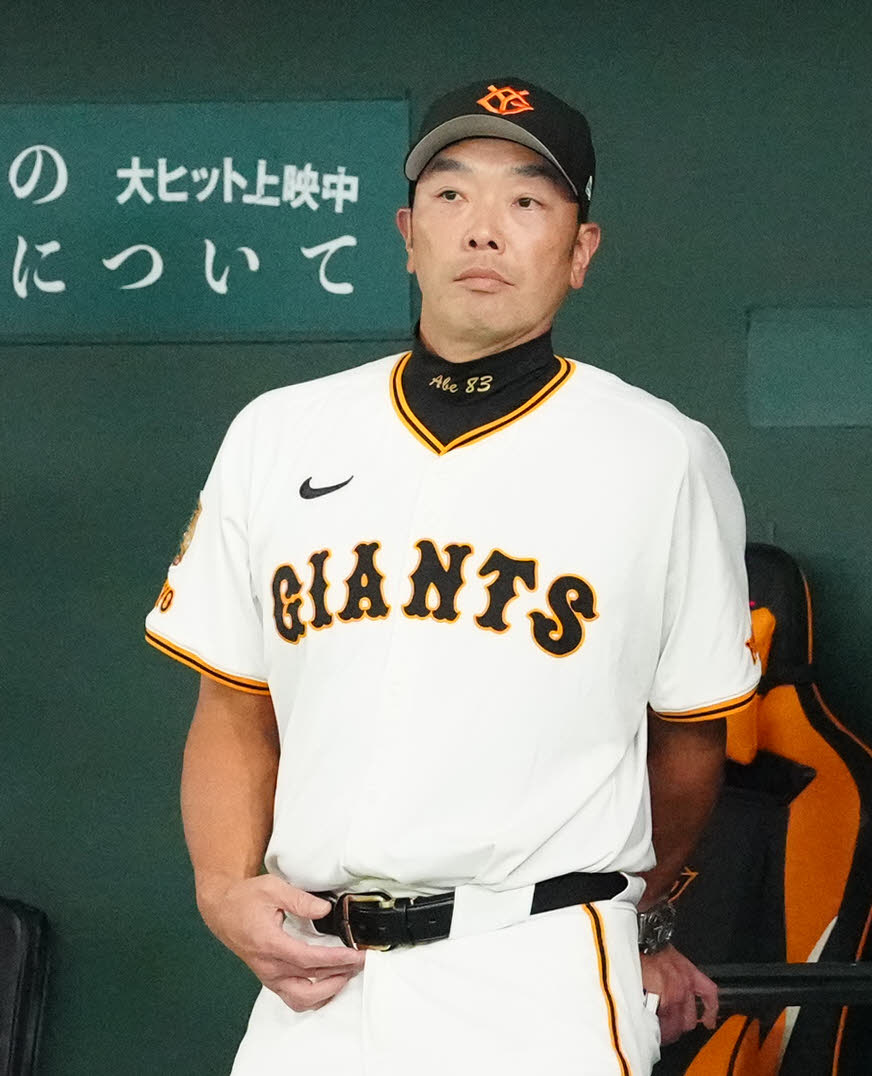 巨人対中日　5回裏、ベンチから戦況を見つめる巨人阿部監督（撮影・江口和貴）