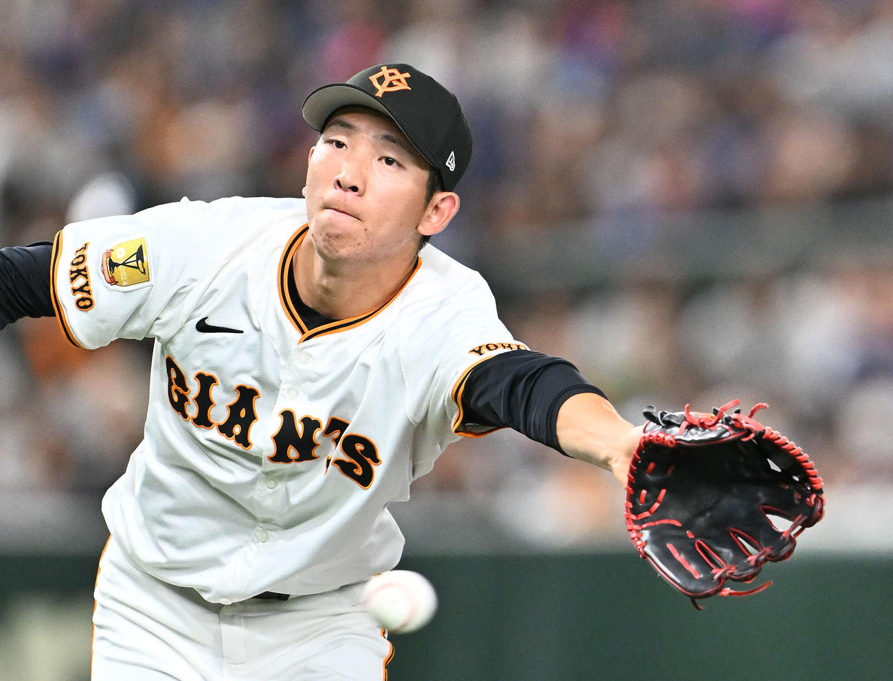 巨人対中日　2回表中日2死、石伊の打球に反応する戸郷（撮影・滝沢徹郎）