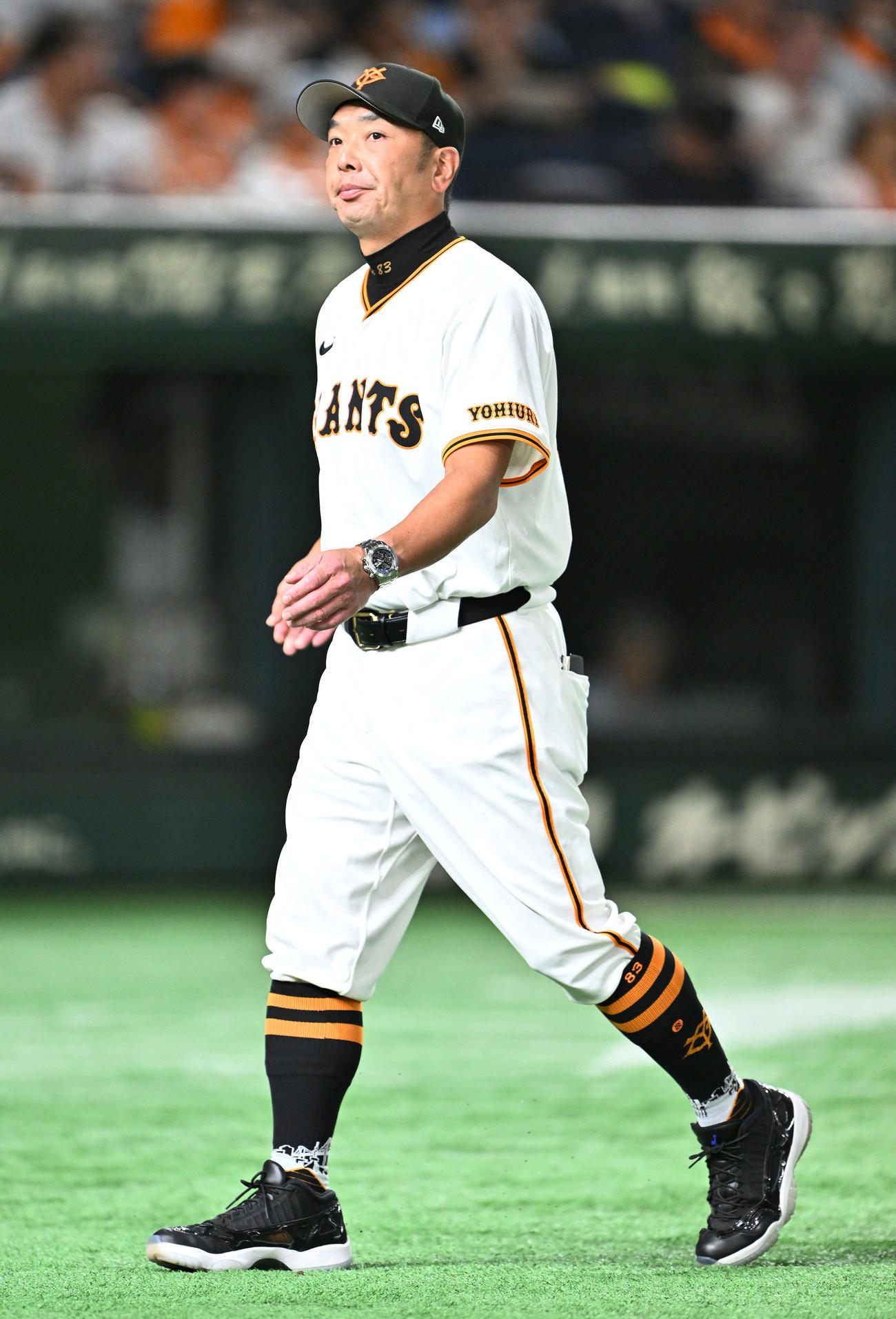 巨人対中日　交代を告げベンチへ引き揚げる巨人阿部監督（撮影・滝沢徹郎）