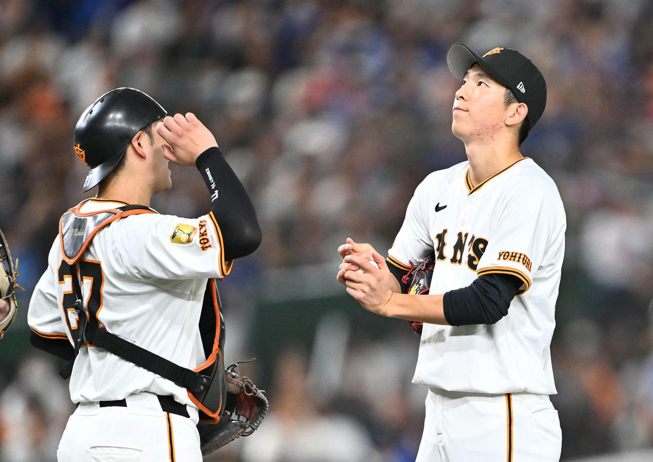 巨人対中日　4回表、先制を許した巨人先発の戸郷（右）と岸田（撮影・滝沢徹郎）