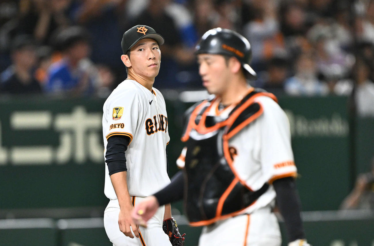 巨人対中日　4回表、先制を許した巨人先発の戸郷（後方）と岸田（撮影・滝沢徹郎）
