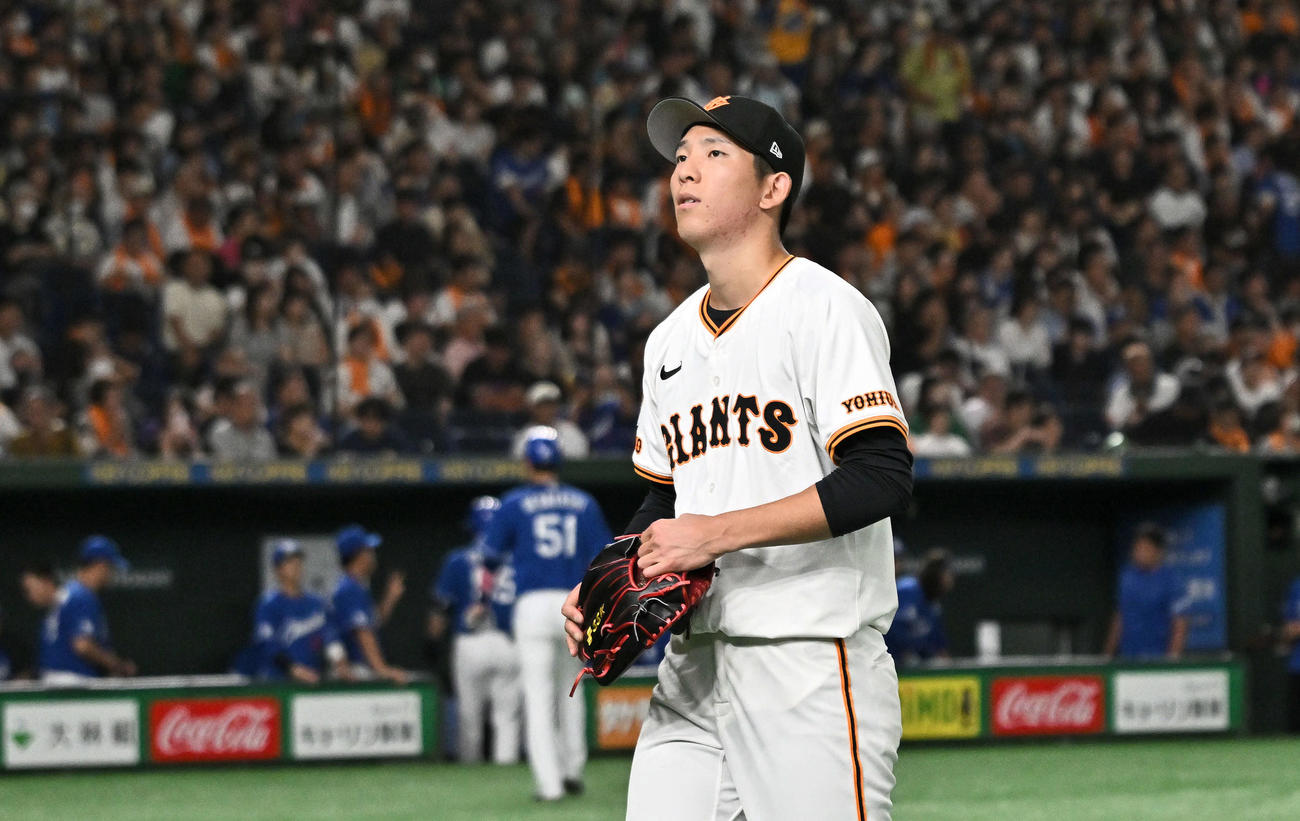 巨人対中日　5回表に追加点を許した巨人先発の戸郷は浮かない表情で引き揚げる（撮影・滝沢徹郎）