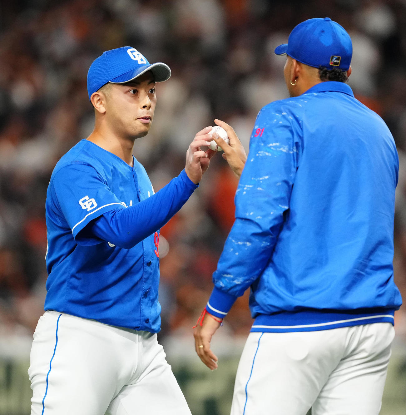 巨人対中日　試合後、勝利球を中日メヒア（右）に手渡す松山（撮影・江口和貴）