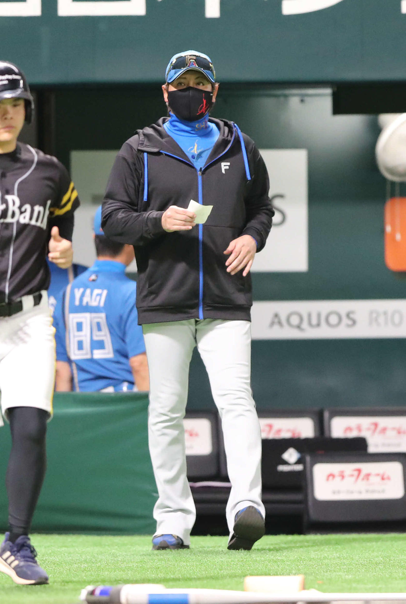 ソフトバンク対日本ハム　審判に選手交代を告げる新庄監督（撮影・梅根麻紀）