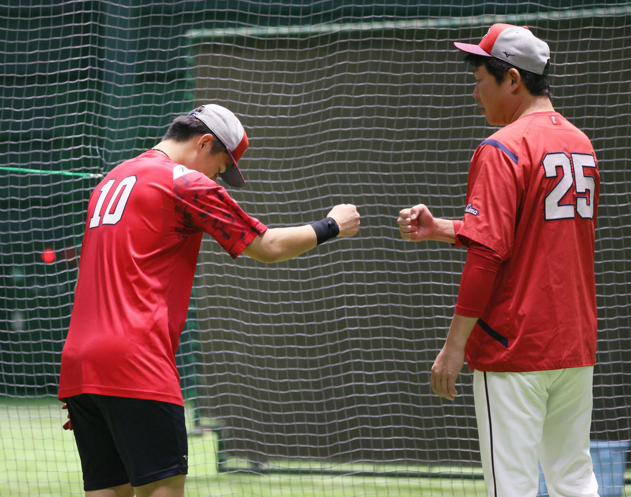 1軍に合流した佐々木（左）は新井監督とグータッチ（撮影・加藤孝規）