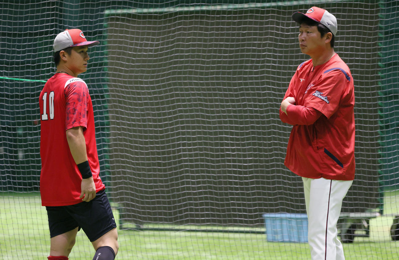 1軍に合流した佐々木（左）は新井監督と話し合う（撮影・加藤孝規）
