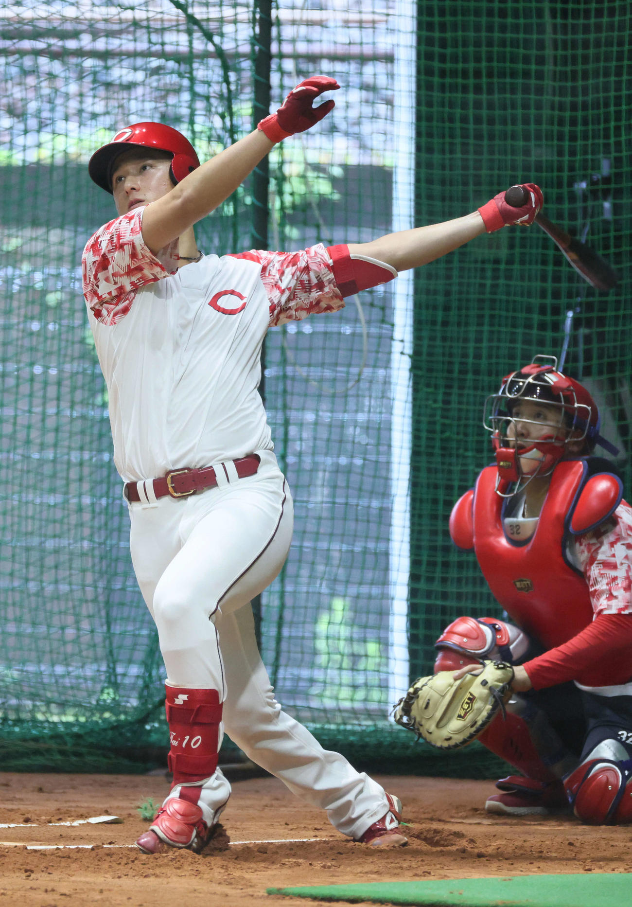 遠藤から安打性の当たりを放つ佐々木（撮影・加藤孝規）